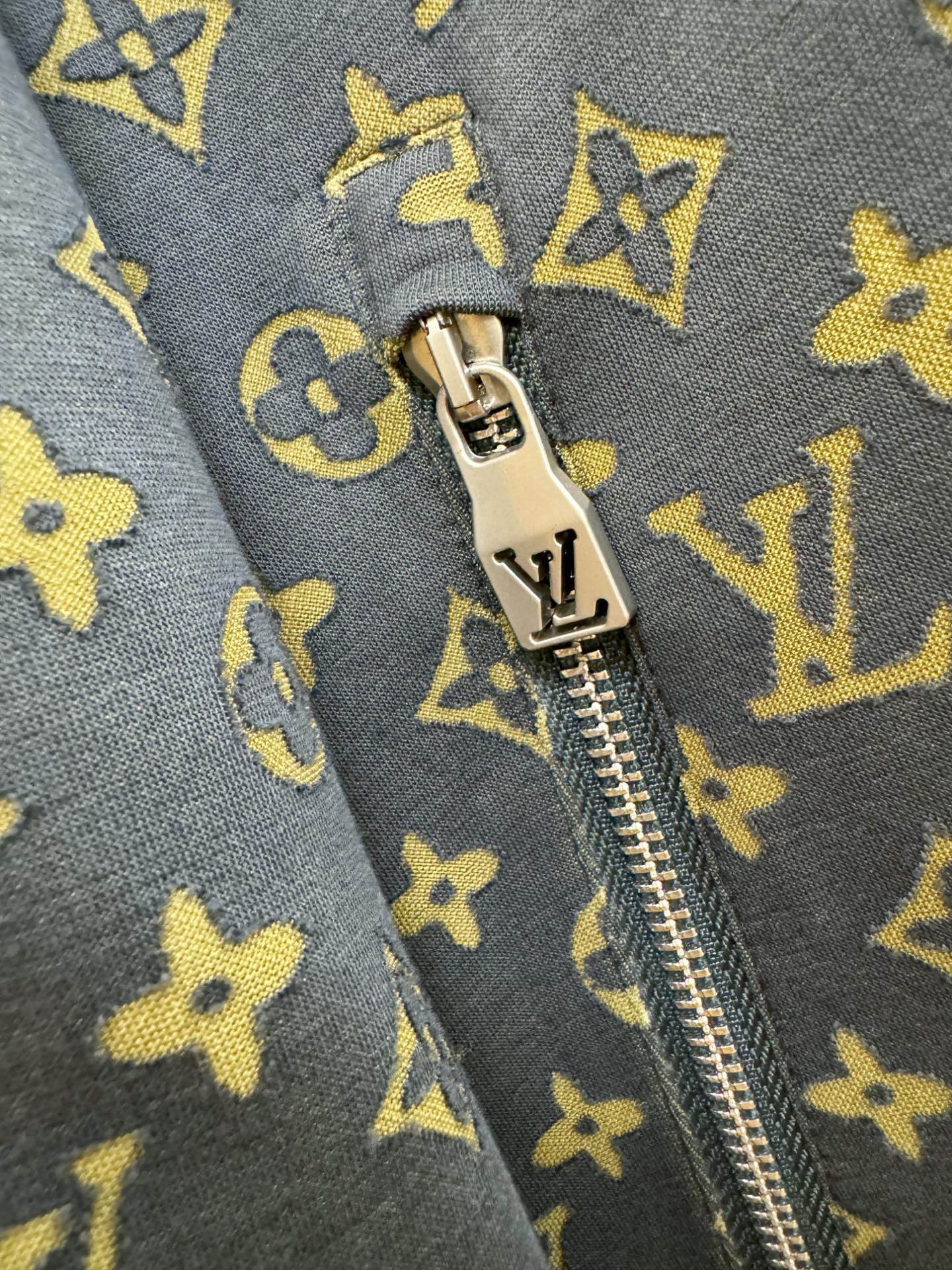 LV路易威登 2025秋冬新款夹克外套，原单狠货 意大利进口面料时尚夹克外套。欧洲专柜同步，上身更随意大