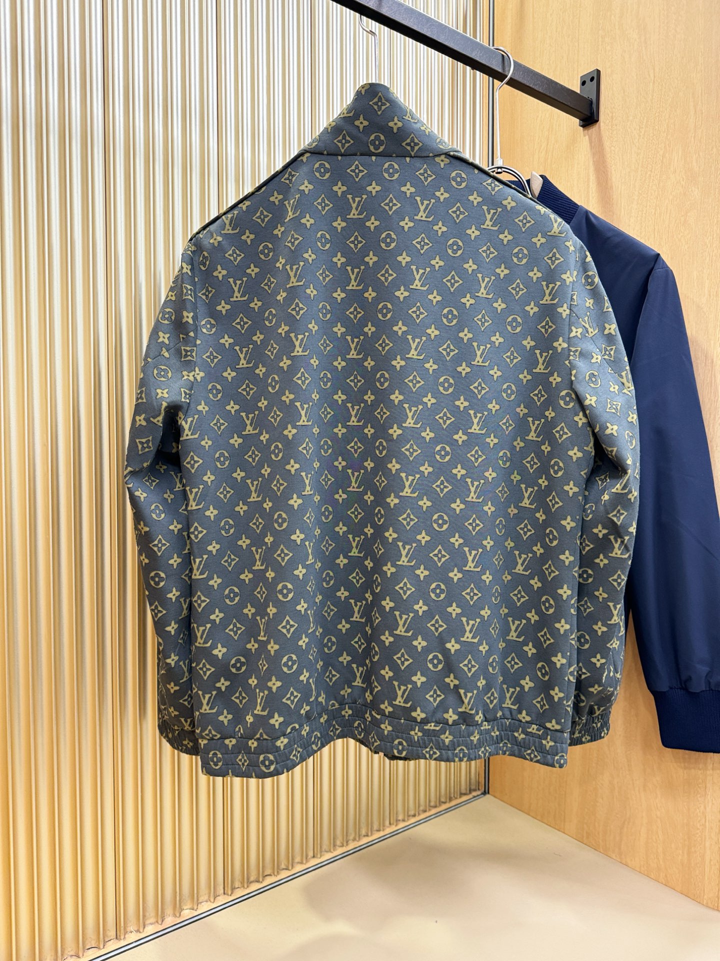 LV路易威登 2025秋冬新款夹克外套，原单狠货 意大利进口面料时尚夹克外套。欧洲专柜同步，上身更随意大