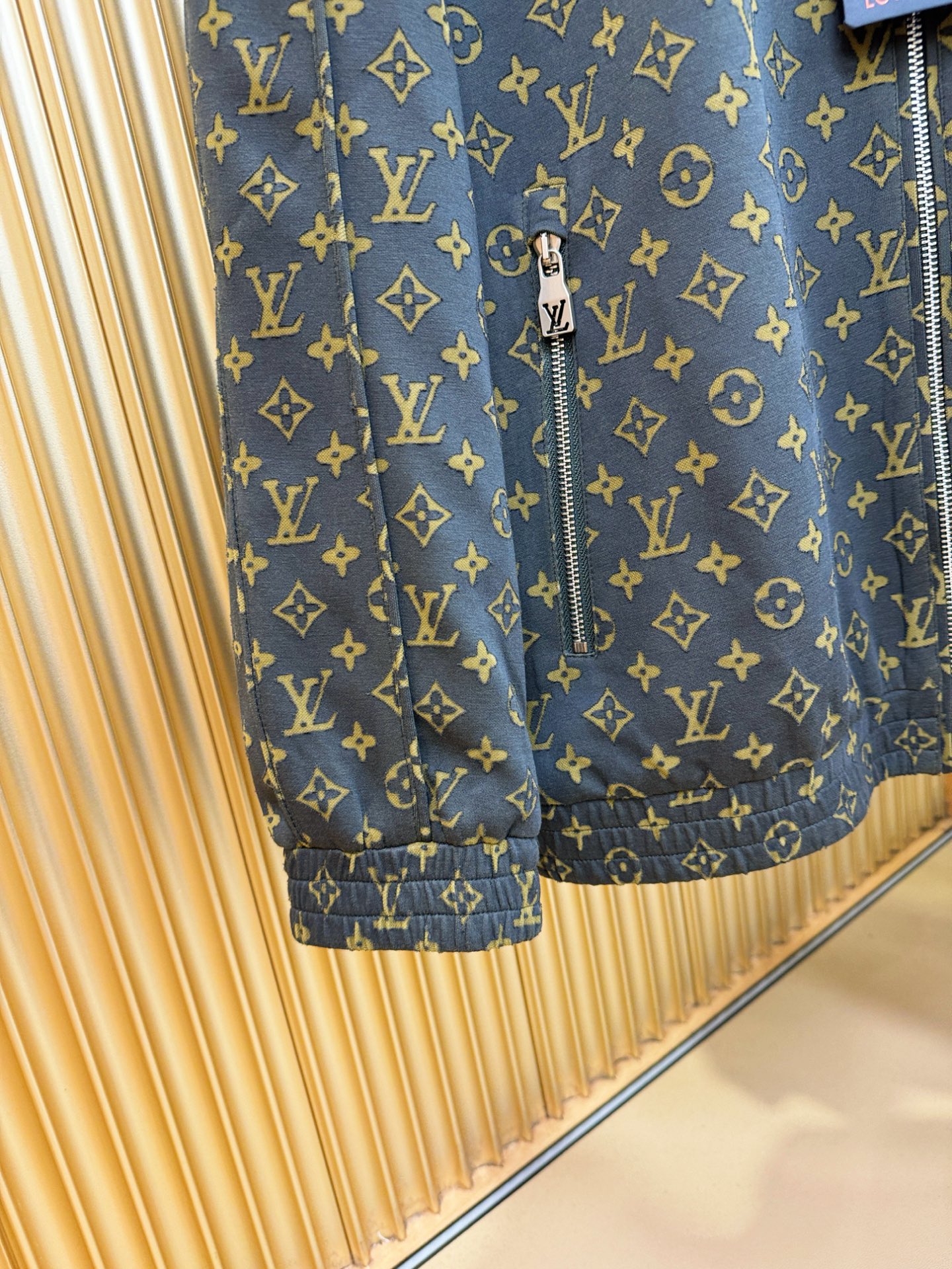 LV路易威登 2025秋冬新款夹克外套，原单狠货 意大利进口面料时尚夹克外套。欧洲专柜同步，上身更随意大