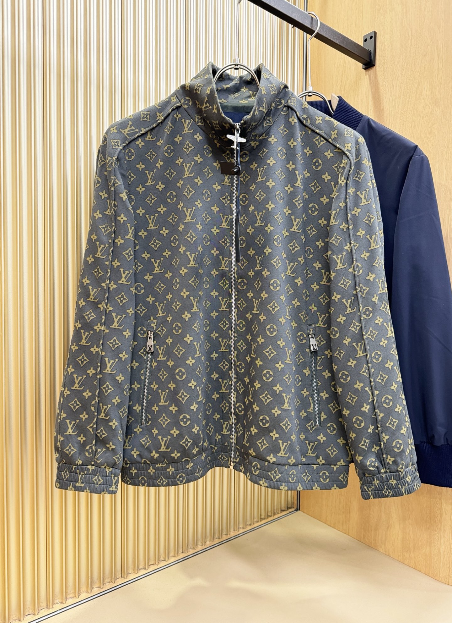 LV路易威登 2025秋冬新款夹克外套，原单狠货 意大利进口面料时尚夹克外套。欧洲专柜同步，上身更随意大