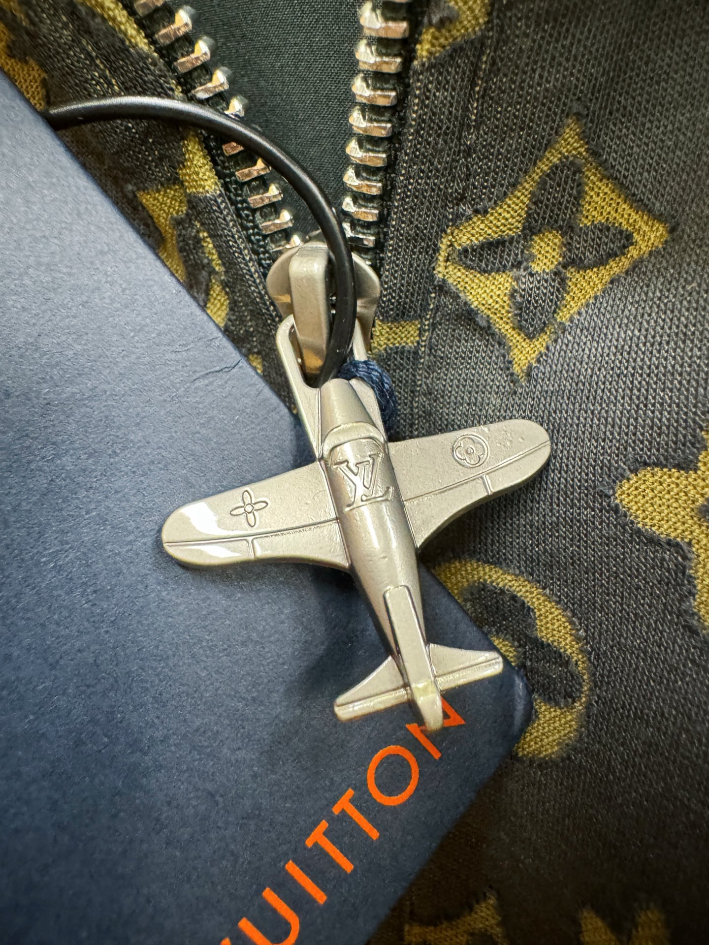 LV路易威登 2025秋冬新款夹克外套，原单狠货 意大利进口面料时尚夹克外套。欧洲专柜同步，上身更随意大