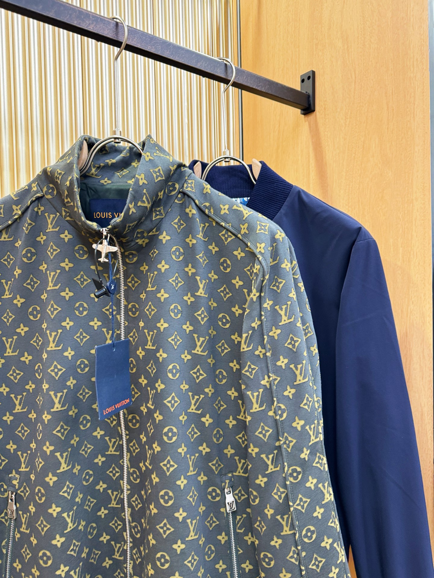 LV路易威登 2025秋冬新款夹克外套，原单狠货 意大利进口面料时尚夹克外套。欧洲专柜同步，上身更随意大