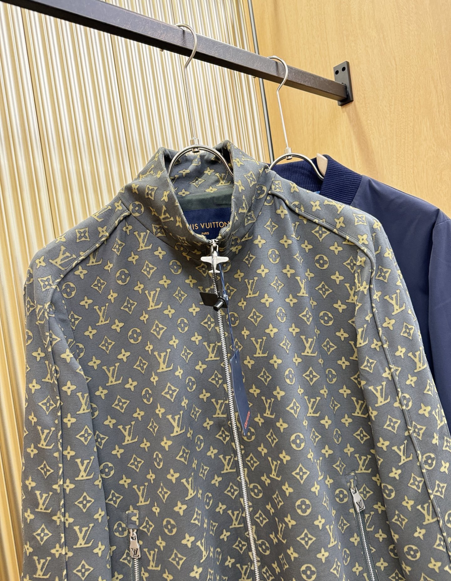 LV路易威登 2025秋冬新款夹克外套，原单狠货 意大利进口面料时尚夹克外套。欧洲专柜同步，上身更随意大