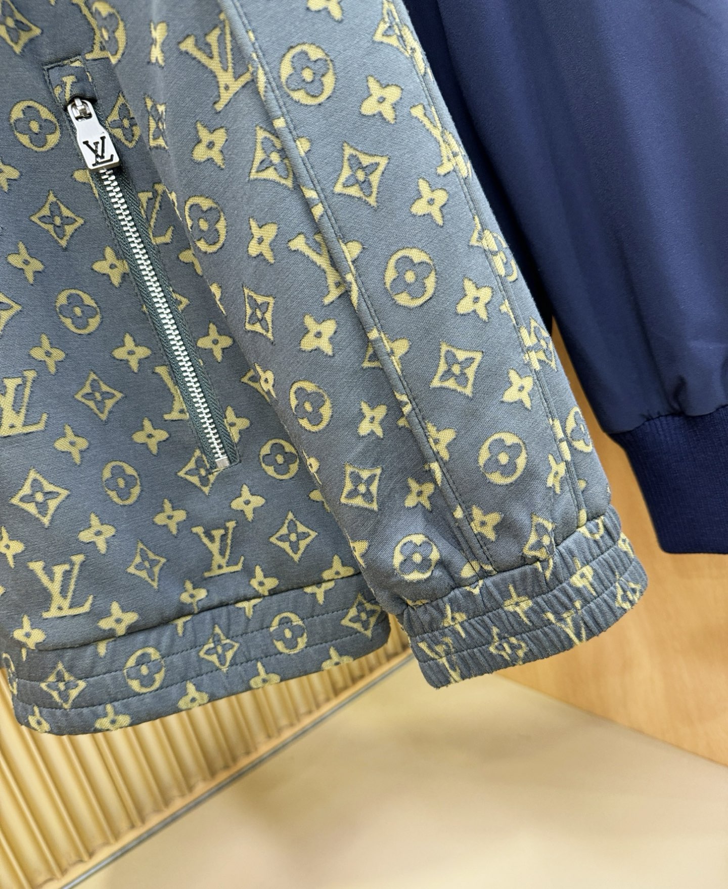 LV路易威登 2025秋冬新款夹克外套，原单狠货 意大利进口面料时尚夹克外套。欧洲专柜同步，上身更随意大