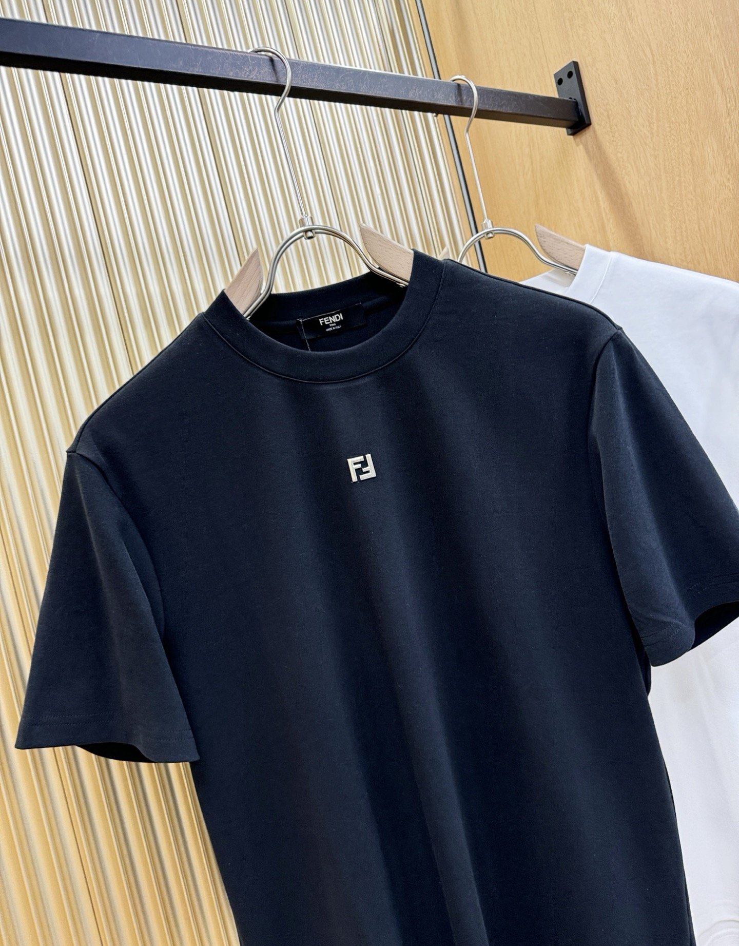 FENDI芬迪 顶级品质 2025秋冬新品短袖！原版定制面料，手感柔软。顶级进口私货，时尚设计潮流短袖，