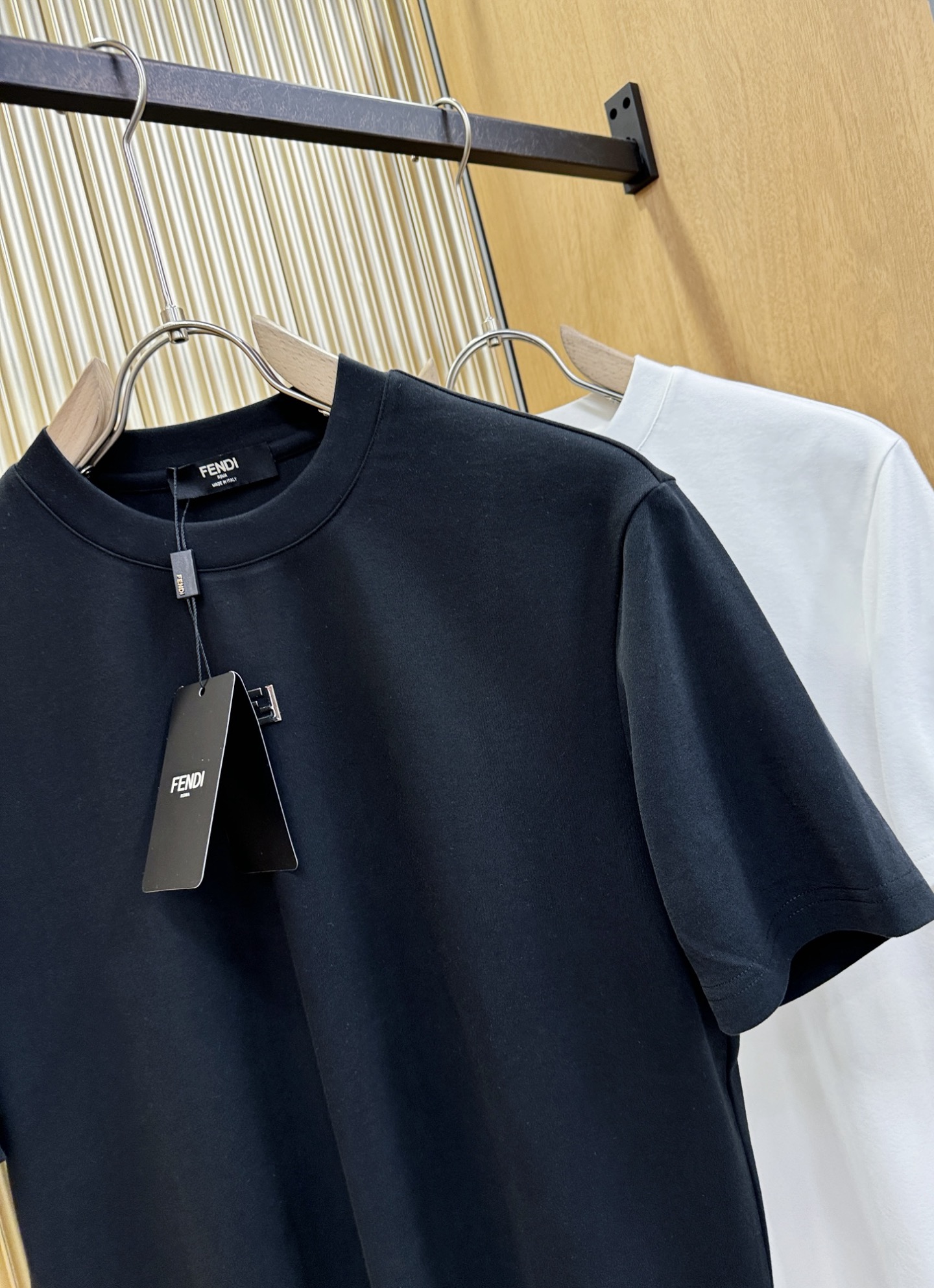 FENDI芬迪 顶级品质 2025秋冬新品短袖！原版定制面料，手感柔软。顶级进口私货，时尚设计潮流短袖，
