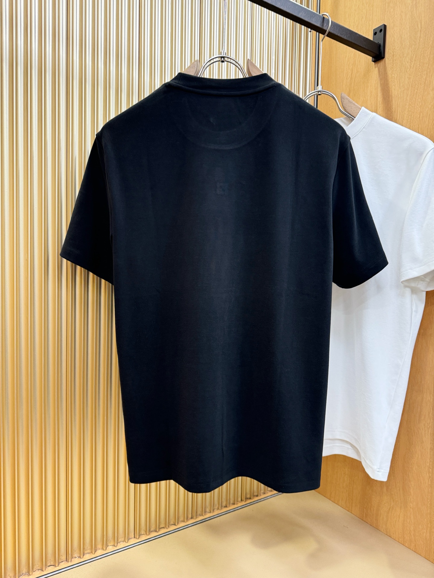 FENDI芬迪 顶级品质 2025秋冬新品短袖！原版定制面料，手感柔软。顶级进口私货，时尚设计潮流短袖，