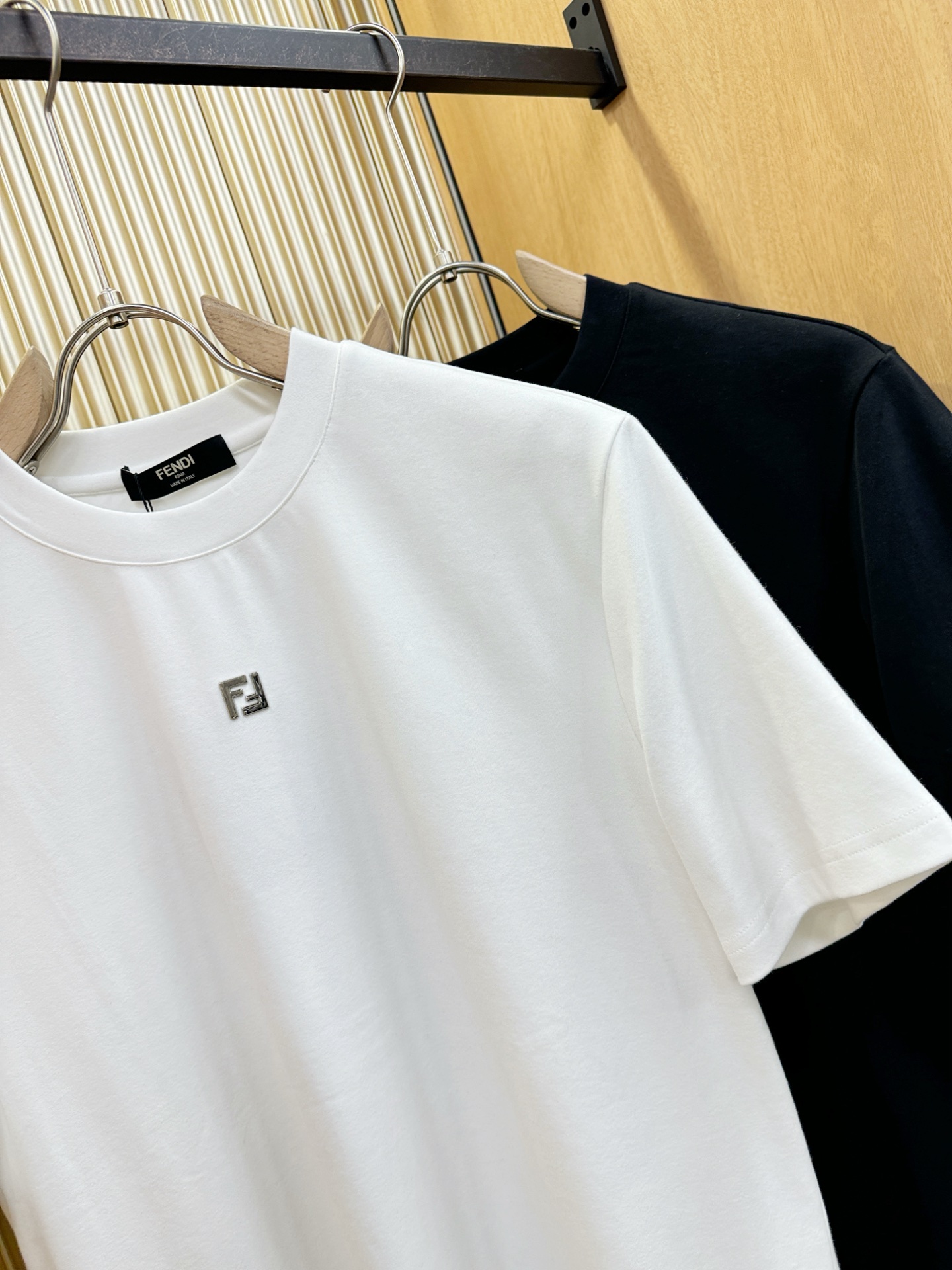 FENDI芬迪 顶级品质 2025秋冬新品短袖！原版定制面料，手感柔软。顶级进口私货，时尚设计潮流短袖，