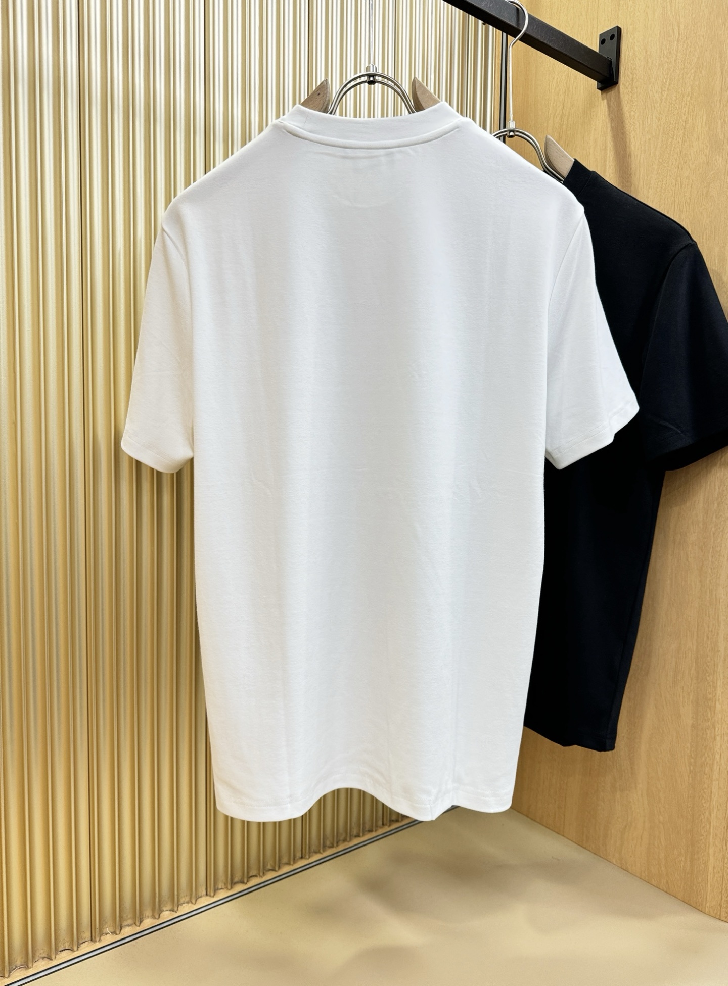 FENDI芬迪 顶级品质 2025秋冬新品短袖！原版定制面料，手感柔软。顶级进口私货，时尚设计潮流短袖，