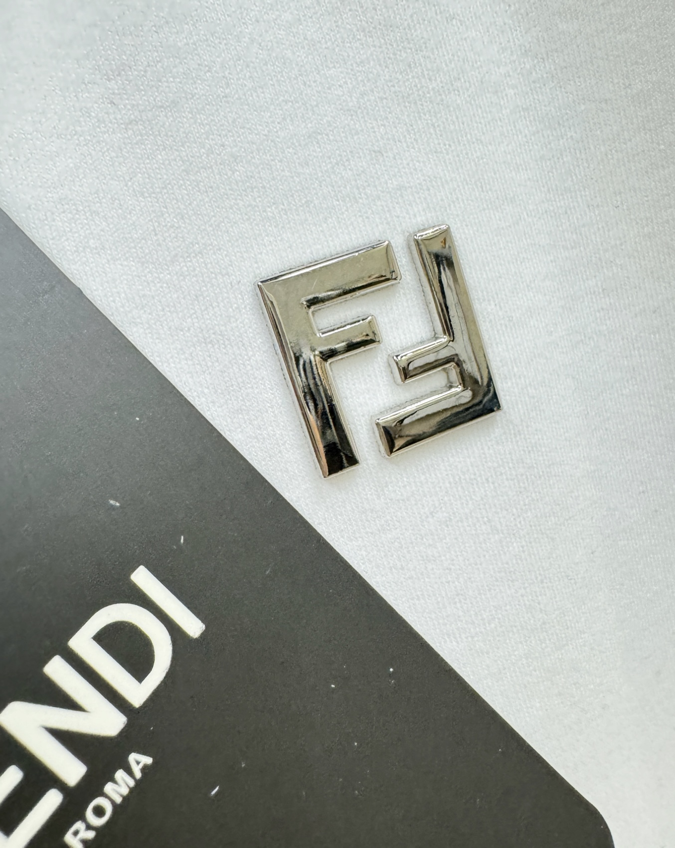 FENDI芬迪 顶级品质 2025秋冬新品短袖！原版定制面料，手感柔软。顶级进口私货，时尚设计潮流短袖，