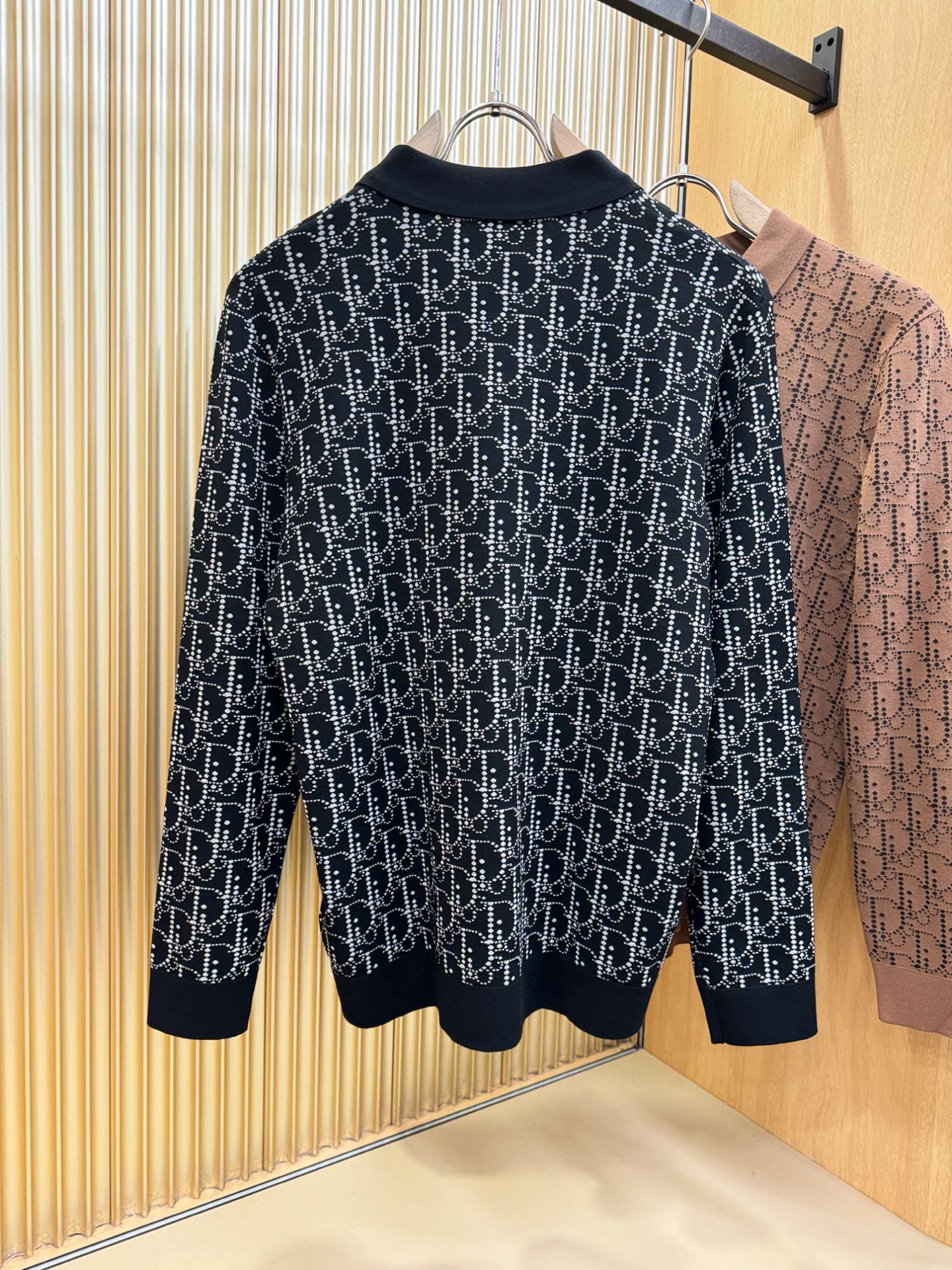 Dior迪奥2025秋冬新款毛衣，桑蚕丝+绵羊毛，顶级桑蚕丝绵羊毛面料，手感柔软。 logo图案设计，贸