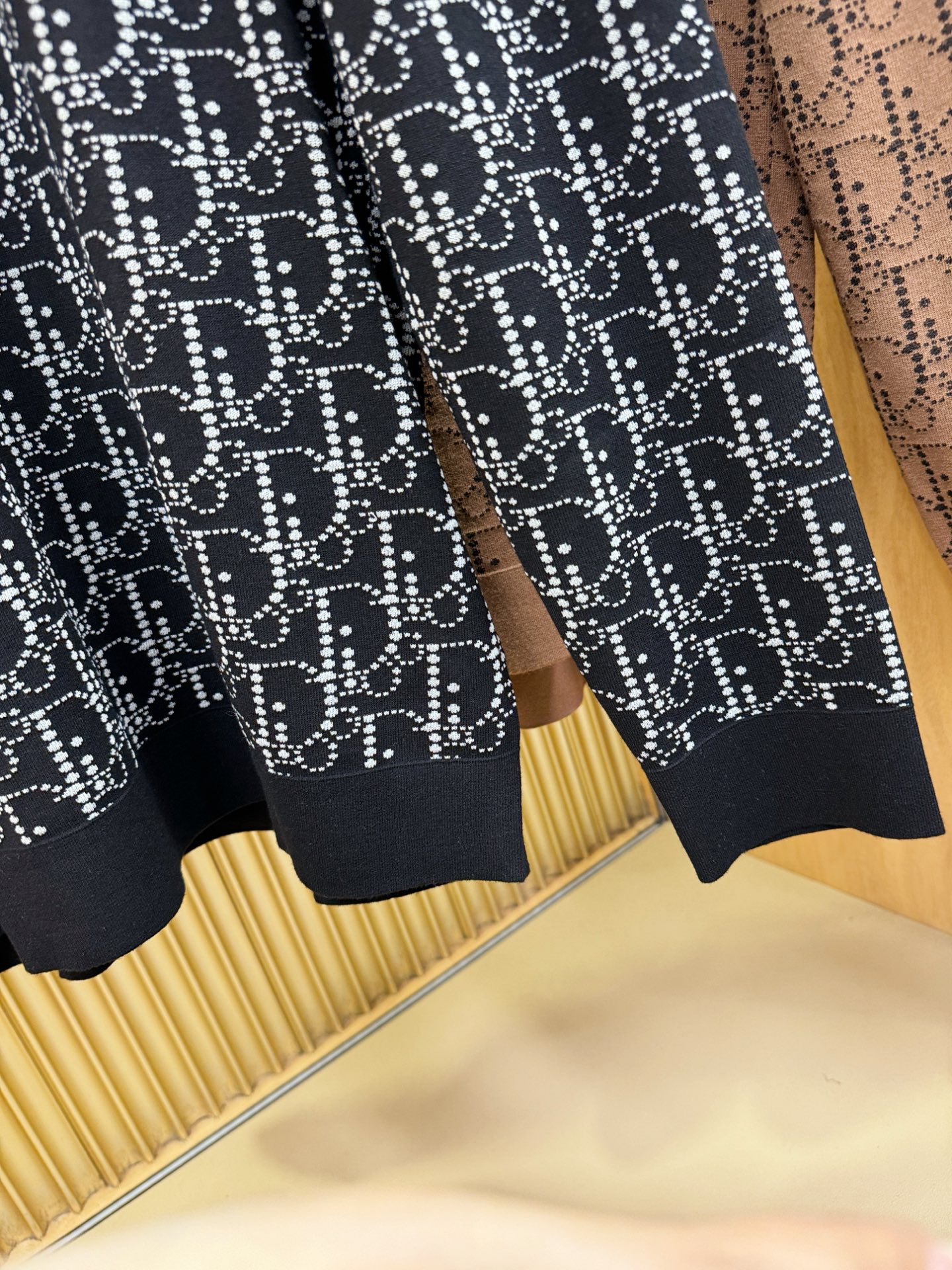 Dior迪奥2025秋冬新款毛衣，桑蚕丝+绵羊毛，顶级桑蚕丝绵羊毛面料，手感柔软。 logo图案设计，贸