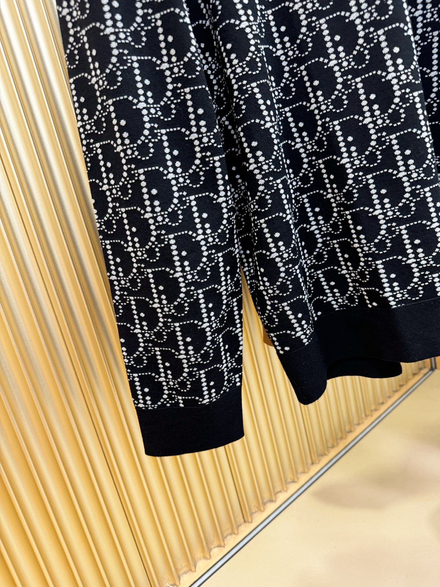 Dior迪奥2025秋冬新款毛衣，桑蚕丝+绵羊毛，顶级桑蚕丝绵羊毛面料，手感柔软。 logo图案设计，贸