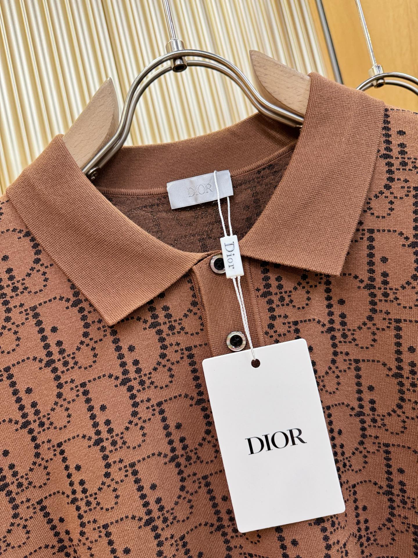 Dior迪奥2025秋冬新款毛衣，桑蚕丝+绵羊毛，顶级桑蚕丝绵羊毛面料，手感柔软。 logo图案设计，贸