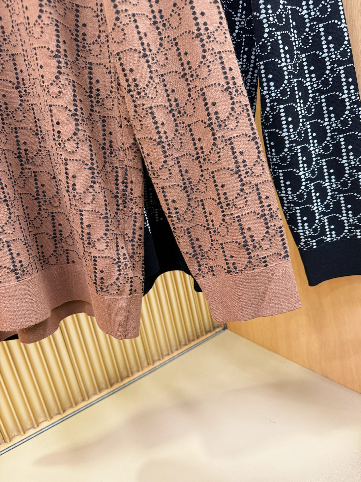 Dior迪奥2025秋冬新款毛衣，桑蚕丝+绵羊毛，顶级桑蚕丝绵羊毛面料，手感柔软。 logo图案设计，贸