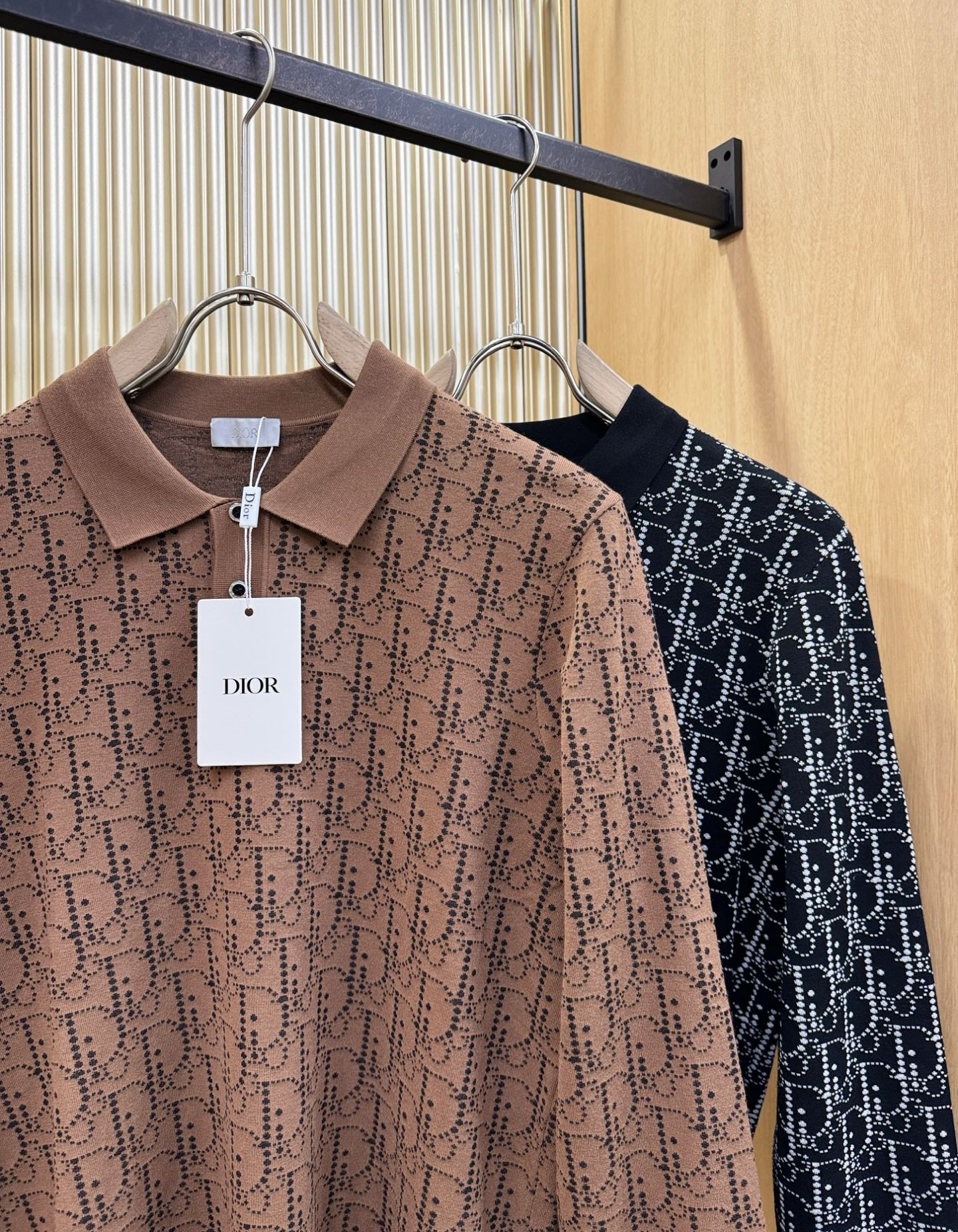 Dior迪奥2025秋冬新款毛衣，桑蚕丝+绵羊毛，顶级桑蚕丝绵羊毛面料，手感柔软。 logo图案设计，贸