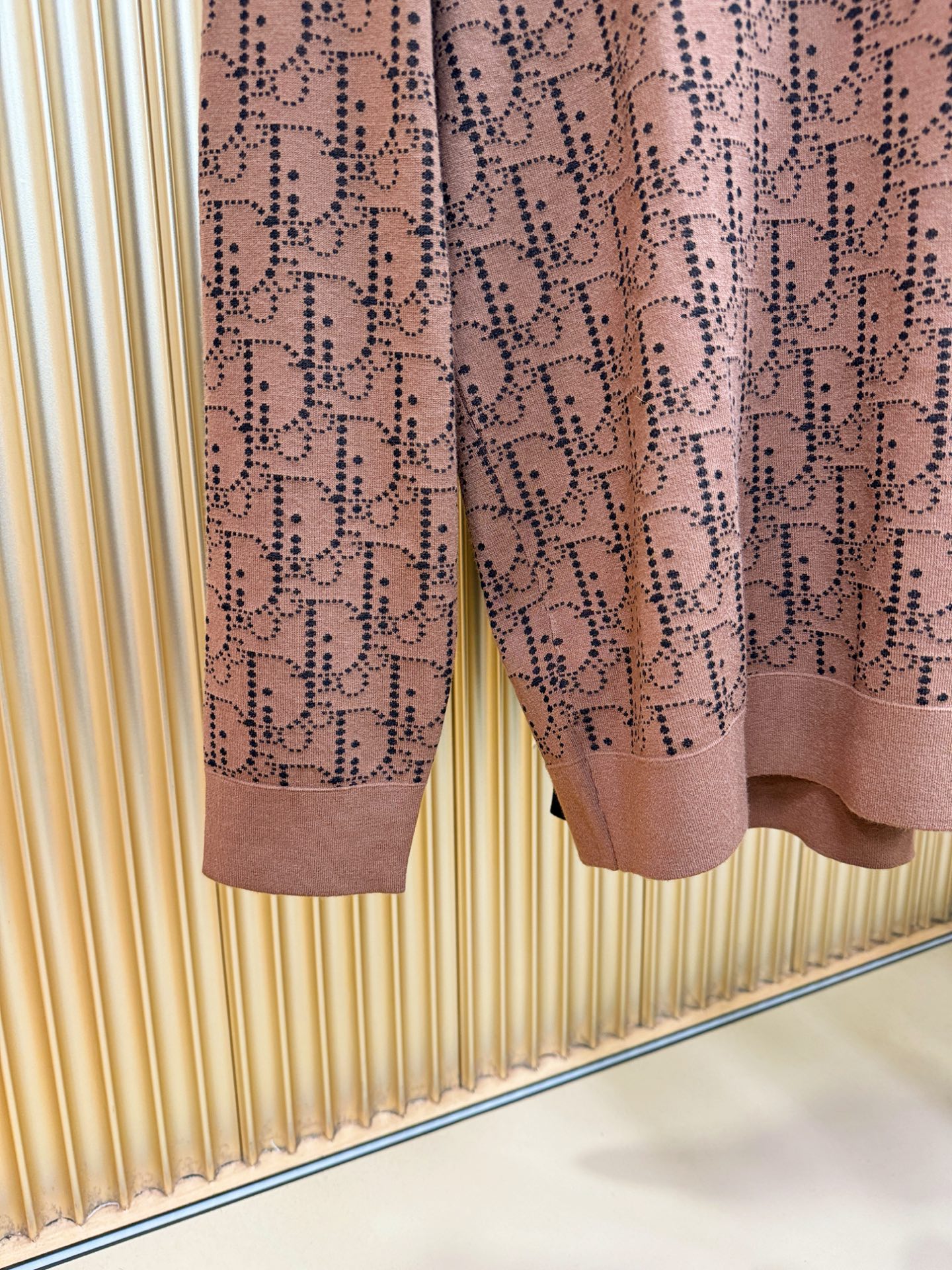 Dior迪奥2025秋冬新款毛衣，桑蚕丝+绵羊毛，顶级桑蚕丝绵羊毛面料，手感柔软。 logo图案设计，贸