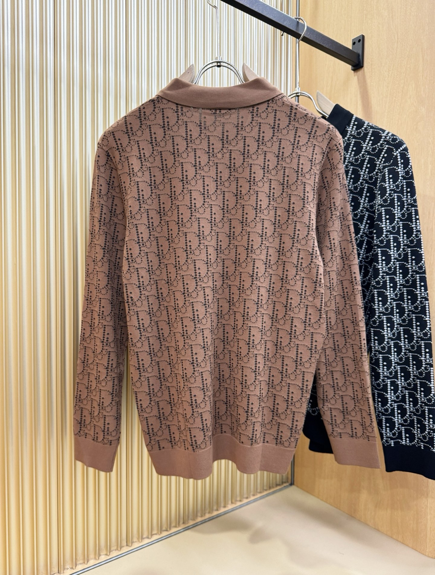 Dior迪奥2025秋冬新款毛衣，桑蚕丝+绵羊毛，顶级桑蚕丝绵羊毛面料，手感柔软。 logo图案设计，贸