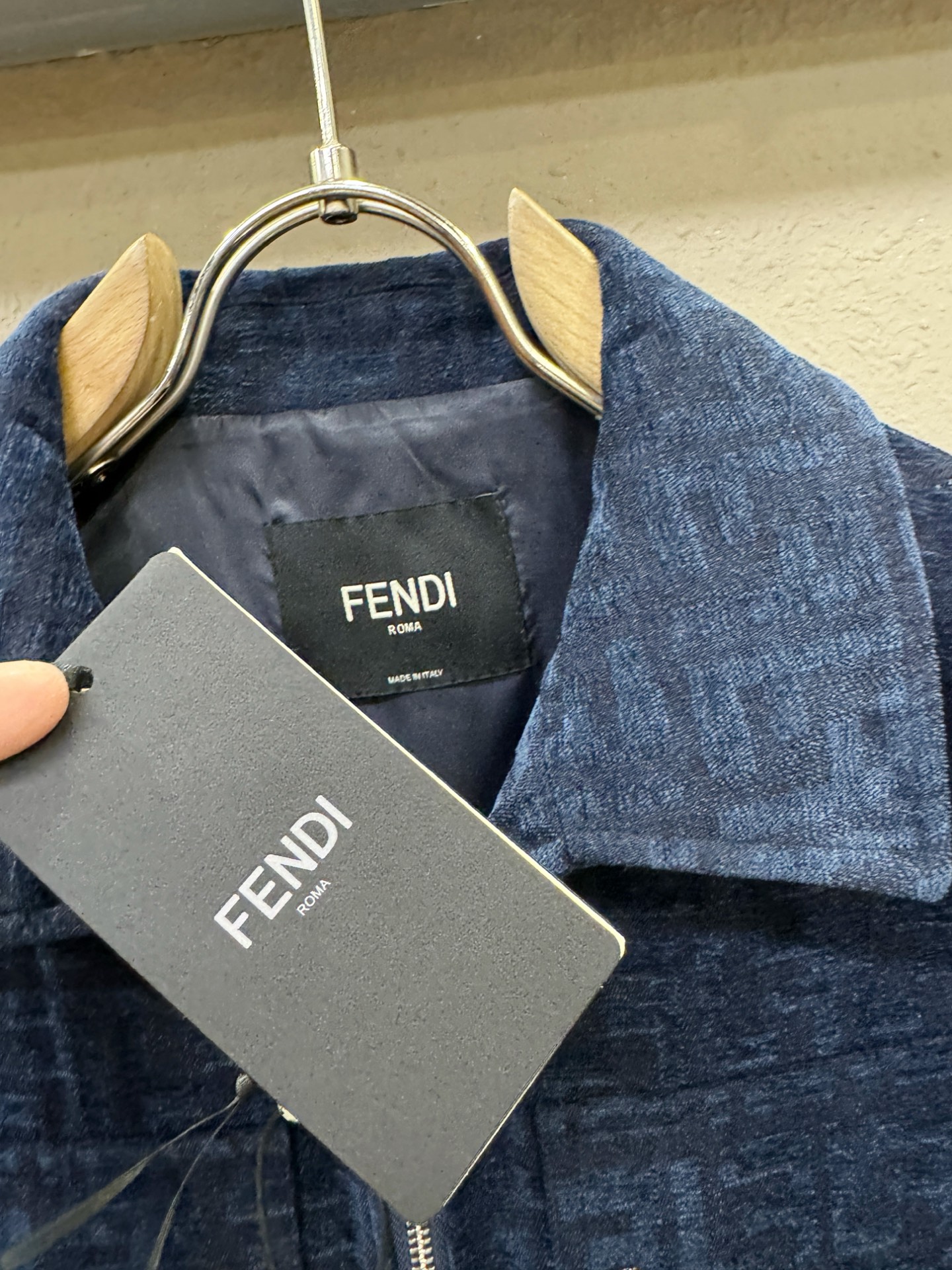 FENDI芬迪 2025秋冬新款夹克外套，原单狠货 意大利进口面料时尚夹克外套。欧洲专柜同步，上身更随意