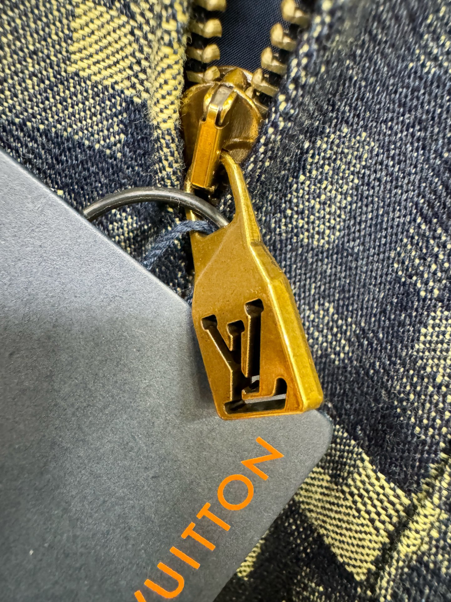 LV路易威登 2025秋冬新款牛仔夹克外套，原单狠货 意大利进口面料时尚夹克外套。欧洲专柜同步，上身更随