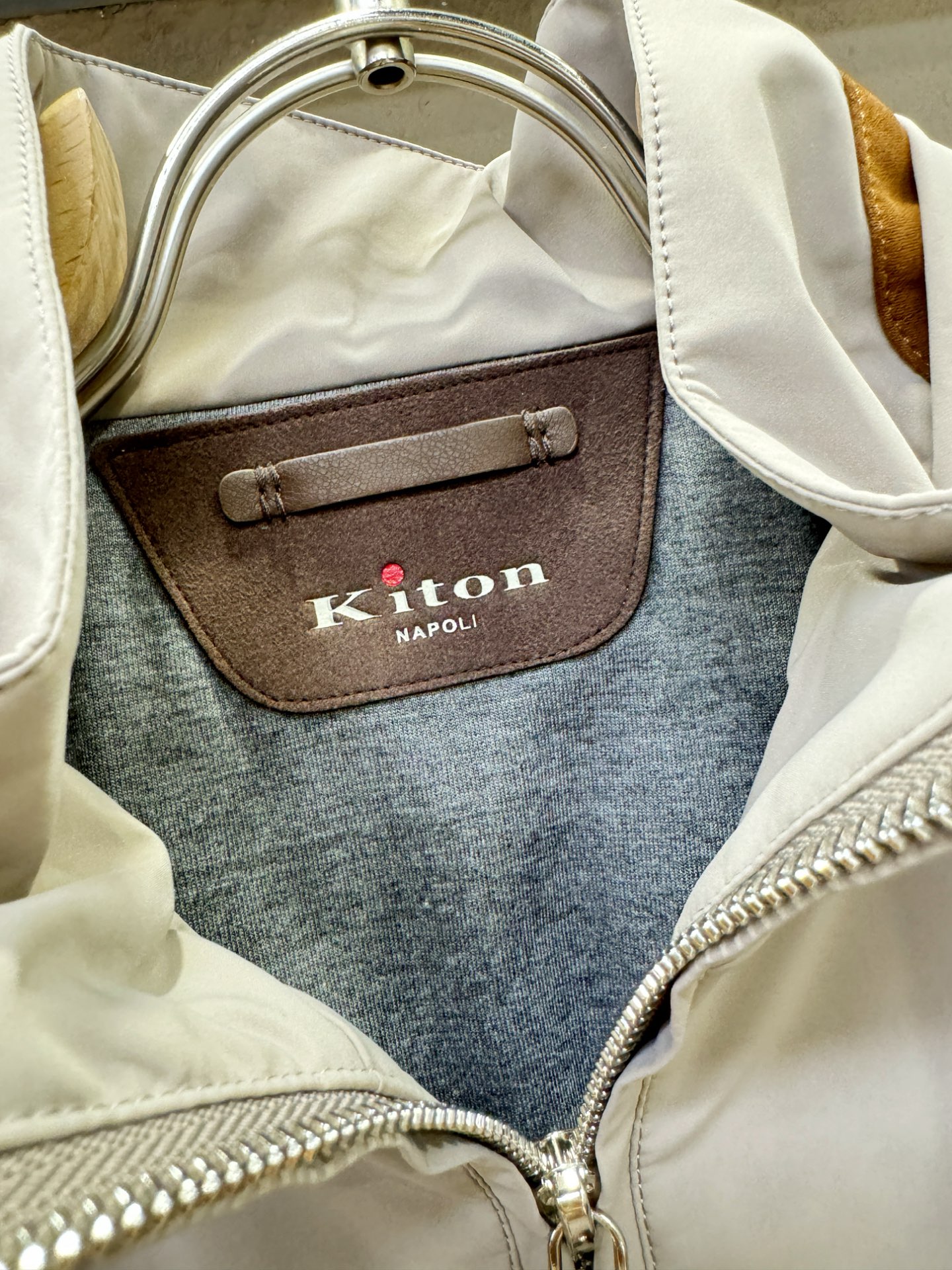 Kiton 2025秋冬新款夹克外套，原单狠货 意大利进口面料时尚夹克外套，欧洲专柜同步，上身更随意大方