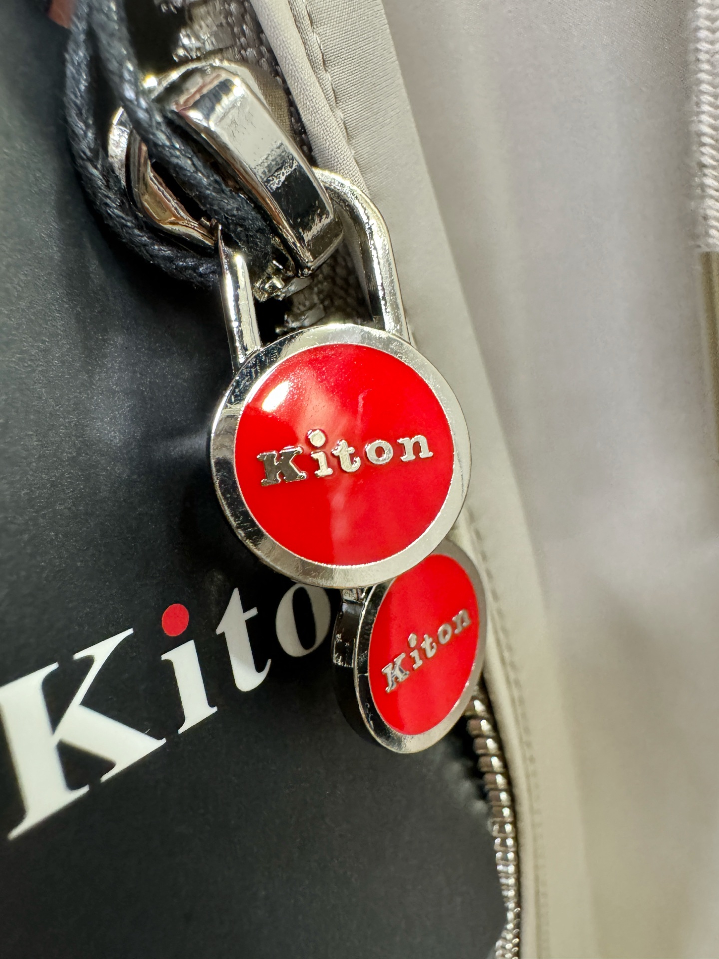 Kiton 2025秋冬新款夹克外套，原单狠货 意大利进口面料时尚夹克外套，欧洲专柜同步，上身更随意大方