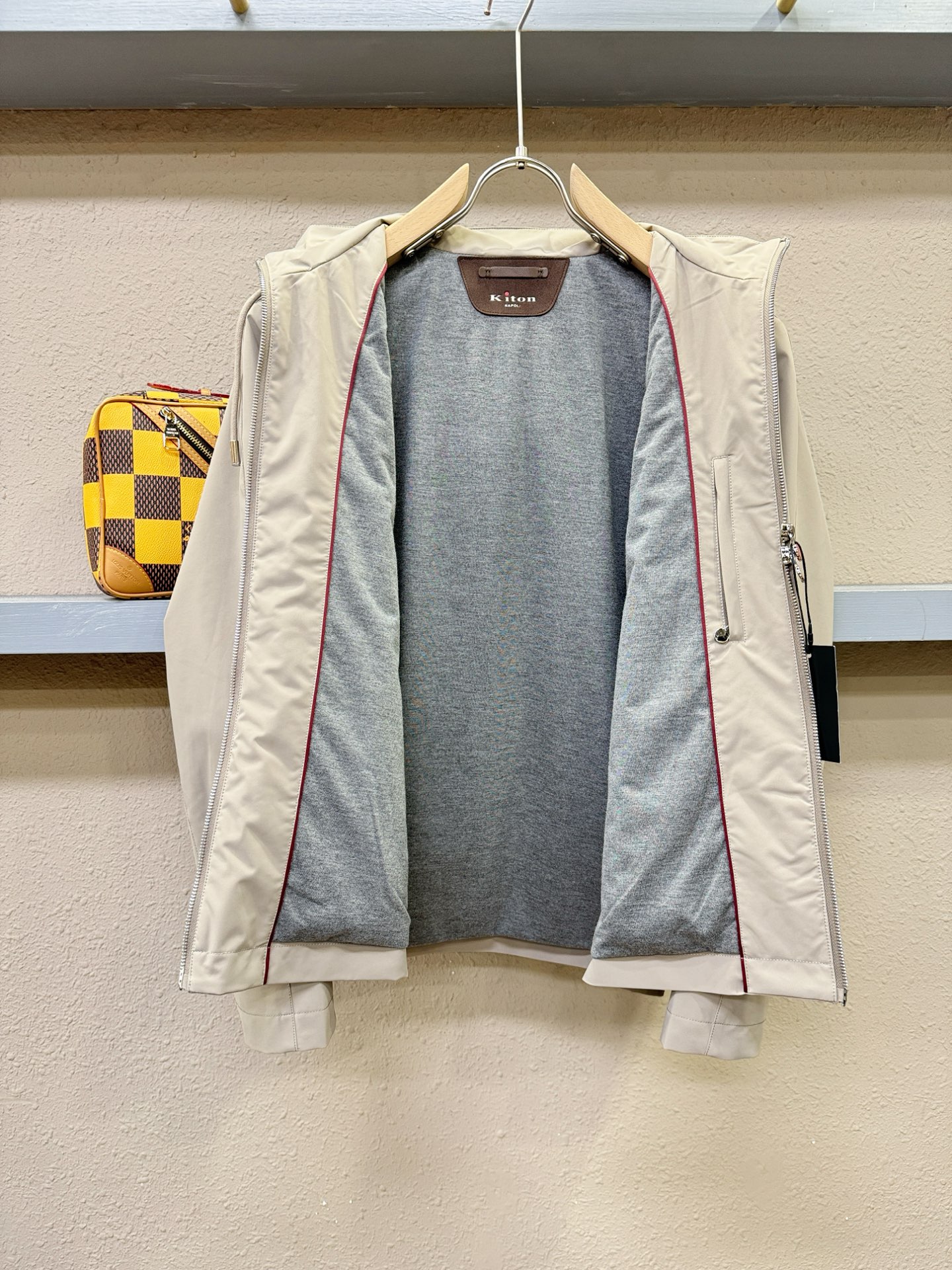 Kiton 2025秋冬新款夹克外套，原单狠货 意大利进口面料时尚夹克外套，欧洲专柜同步，上身更随意大方