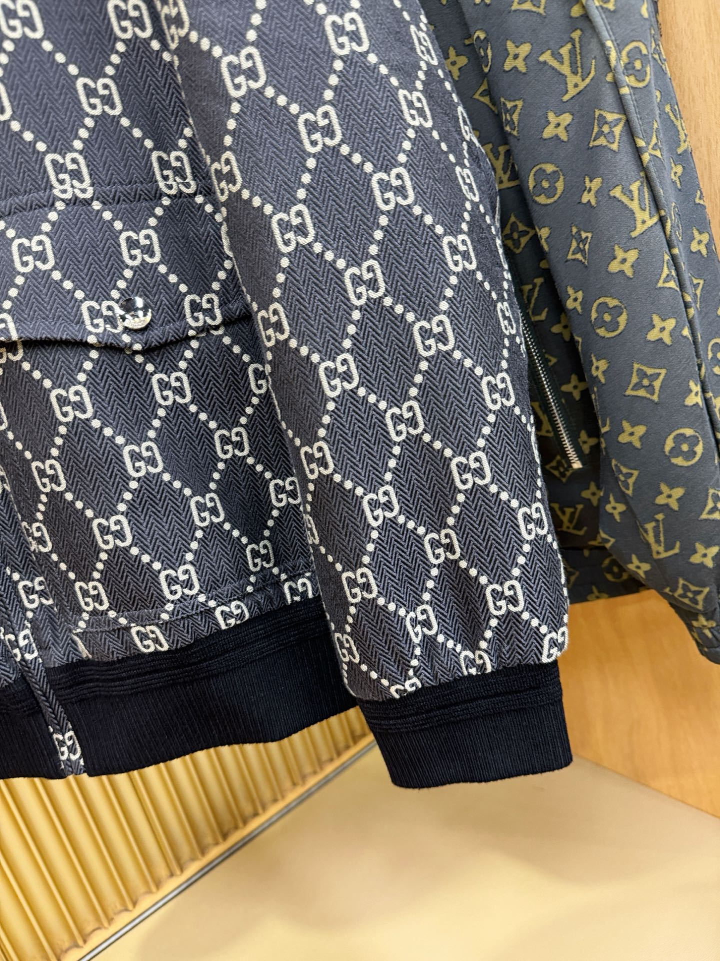 Gucci古奇 2025秋冬新款夹克外套，原单狠货 意大利进口面料时尚夹克外套。欧洲专柜同步，上身更随意