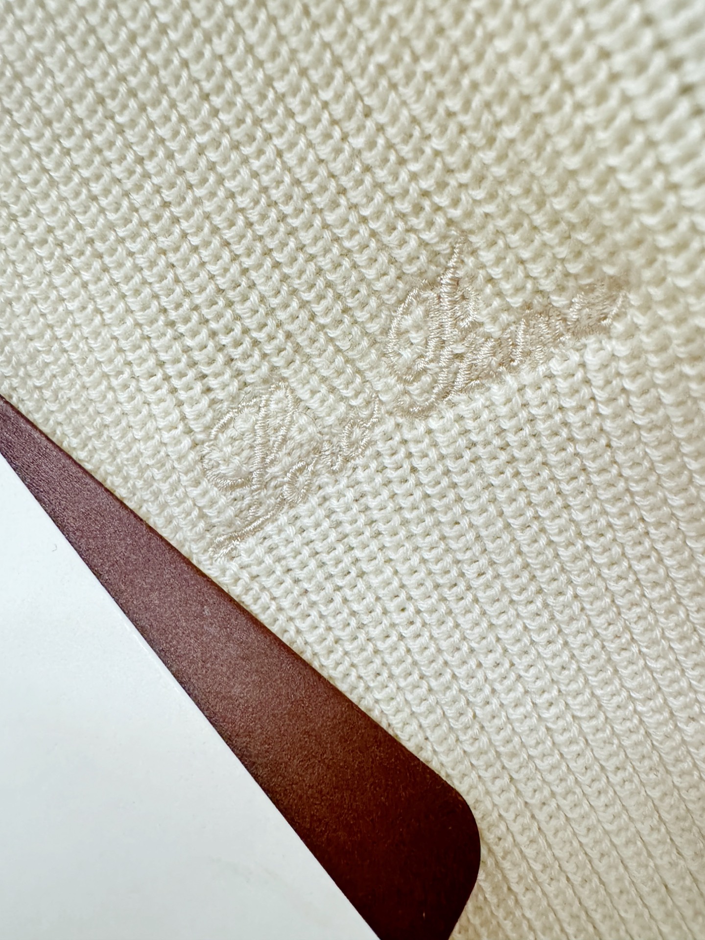 Loro Piana诺悠翩雅 新品爆款 2025秋冬新品羊毛毛衣 胸前品牌Golo刺绣🪡经典简约大气品牌