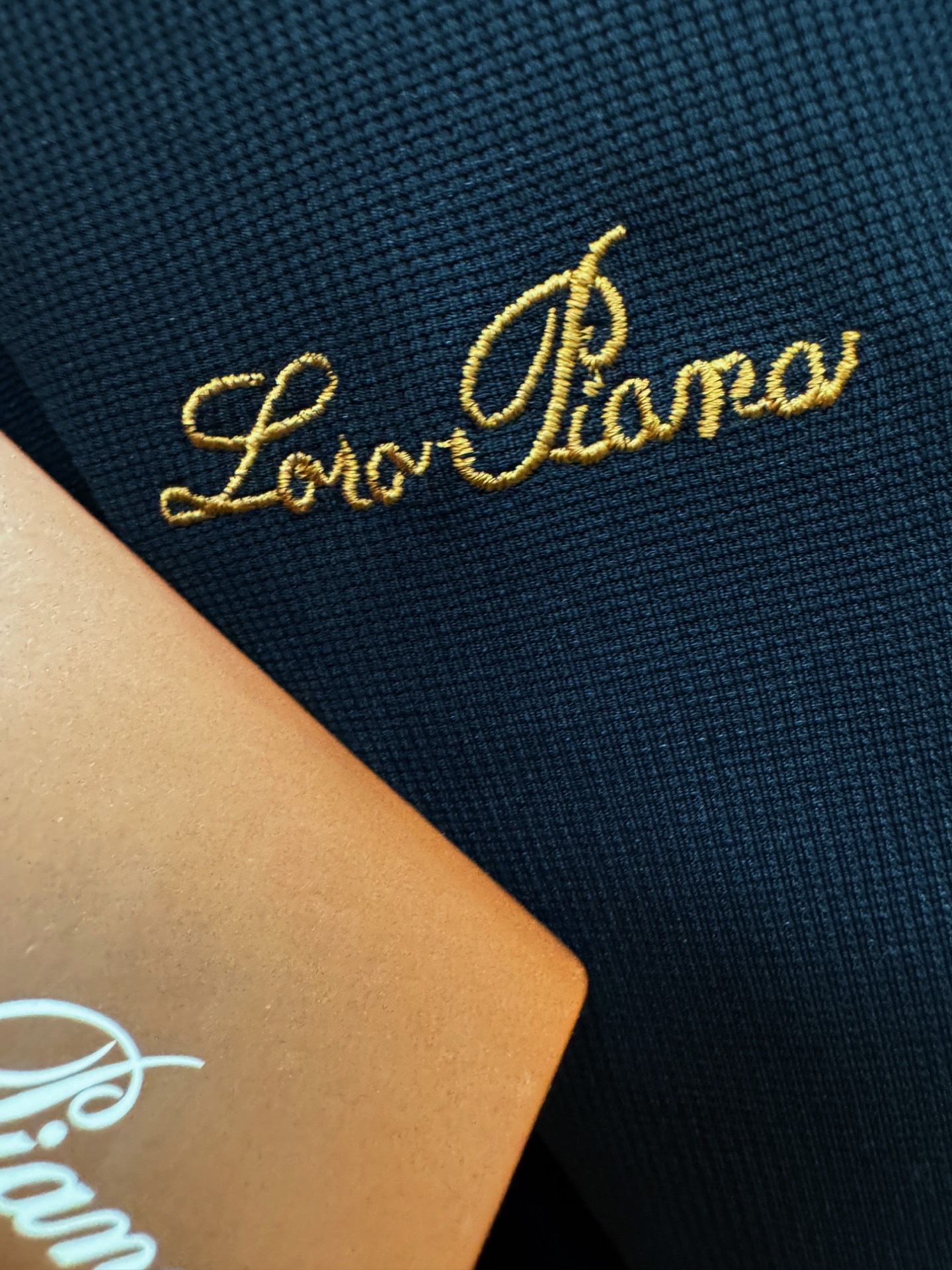 Loro Piana诺悠翩雅 2025秋季新品，官网同步 经典大气百搭Polo领长袖T恤 胸前Logo经