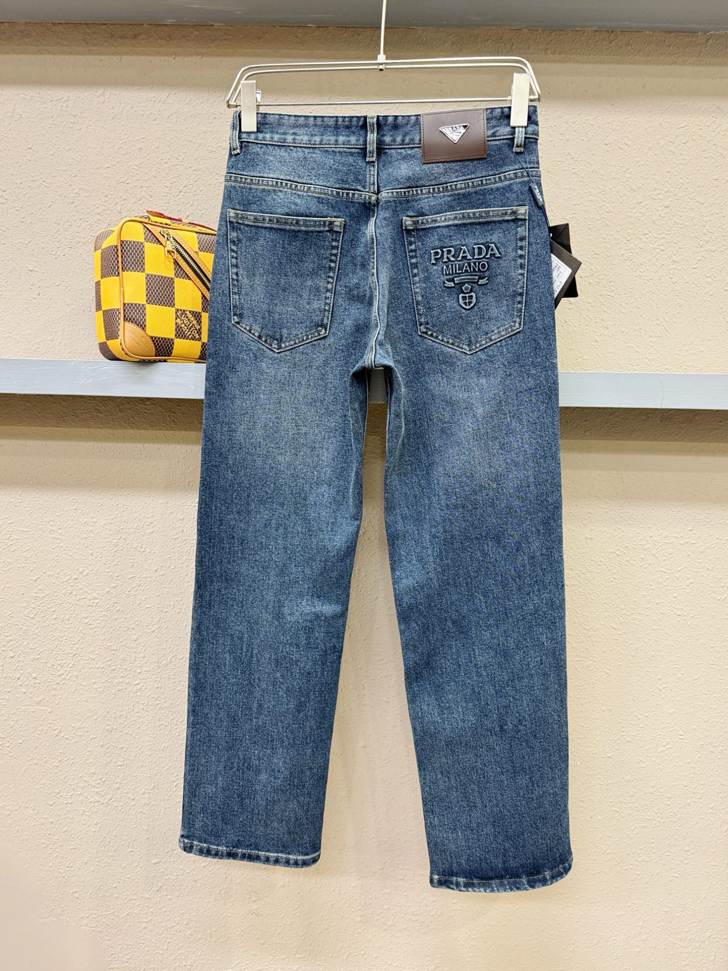 PRADA 普拉达 2025专柜新品，原版牛仔裤 原版重工打造，品牌经典LOGO设计，三标齐全！原版五金