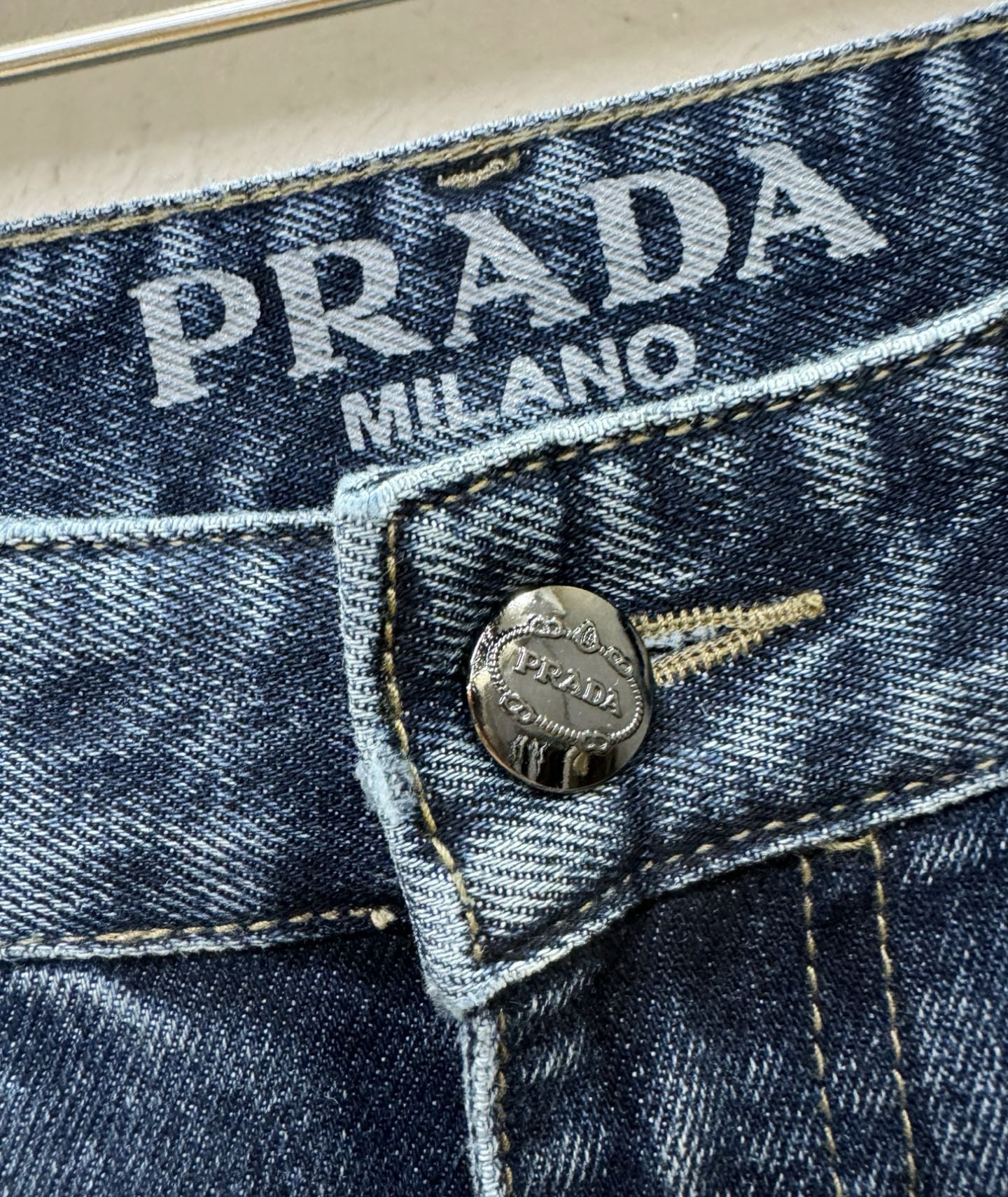 PRADA 普拉达 2025专柜新品，原版牛仔裤 原版重工打造，品牌经典LOGO设计，三标齐全！原版五金