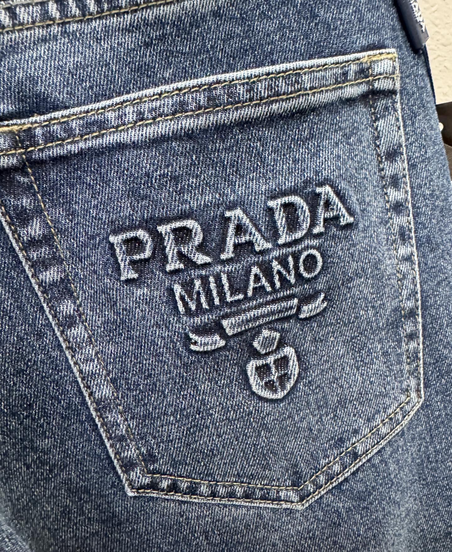 PRADA 普拉达 2025专柜新品，原版牛仔裤 原版重工打造，品牌经典LOGO设计，三标齐全！原版五金