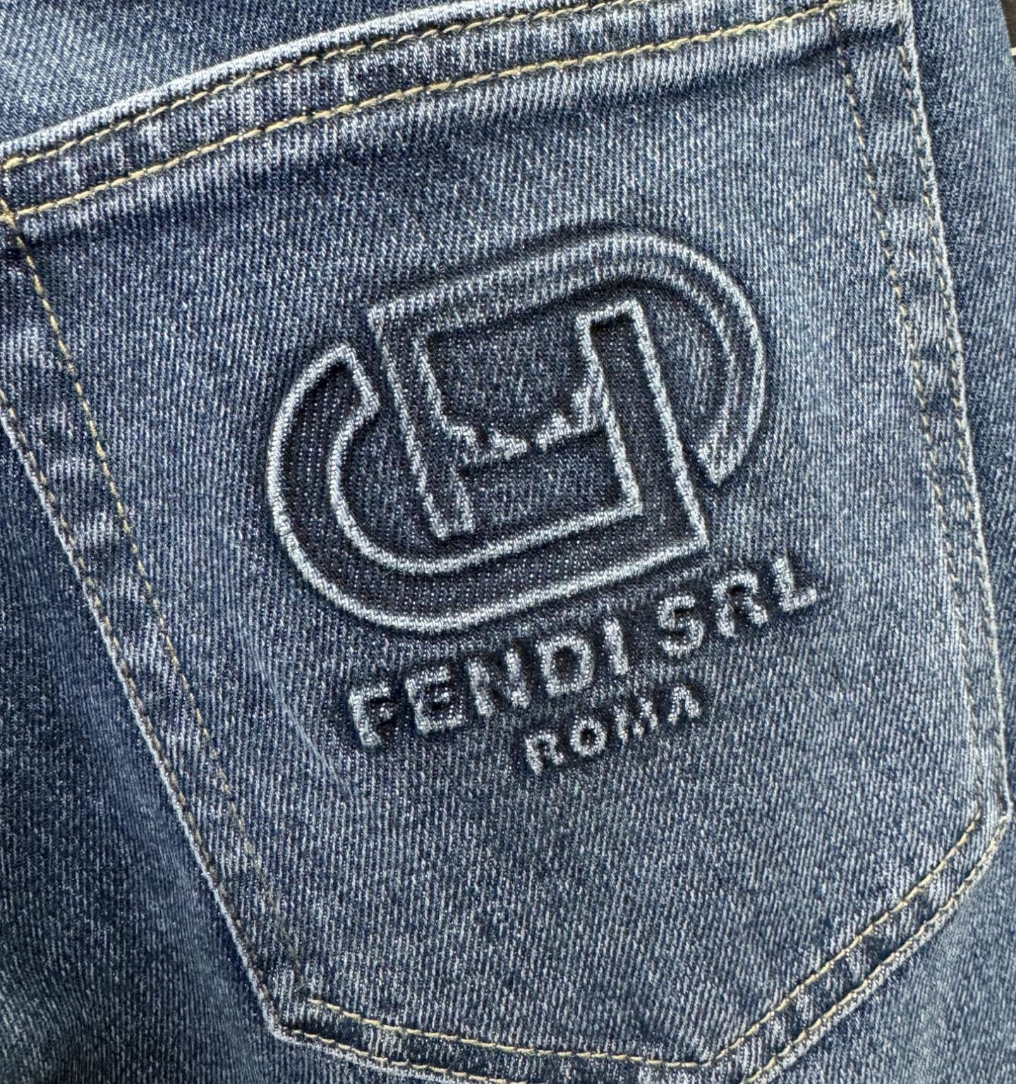 FENDI芬迪 2025专柜新品，原版牛仔裤 原版重工打造，品牌经典LOGO设计，三标齐全！原版五金辅料