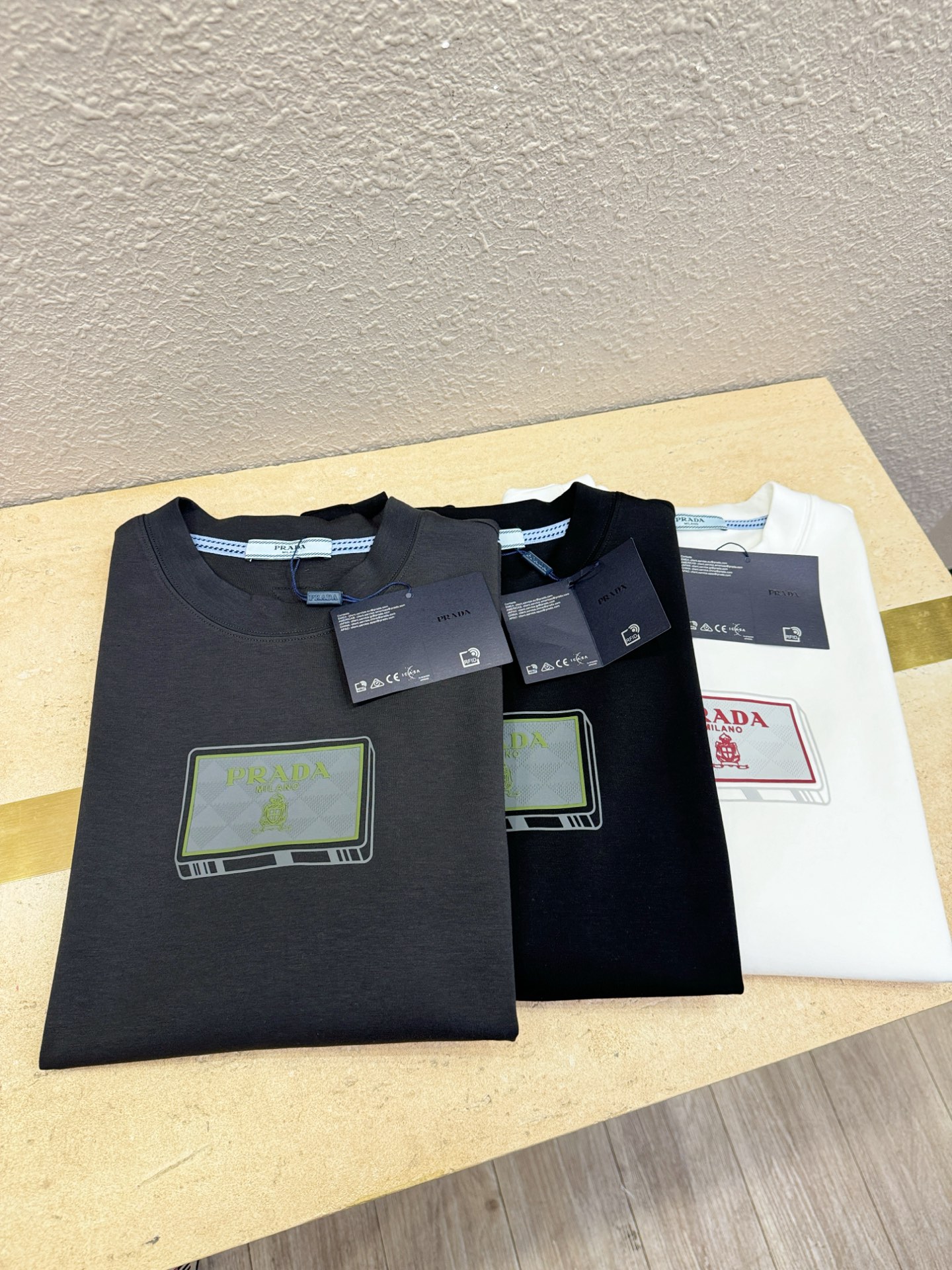 PRADA 普拉达 顶级品质 2025秋冬新品短袖！原版定制面料，手感柔软。顶级进口私货，时尚设计潮流羊