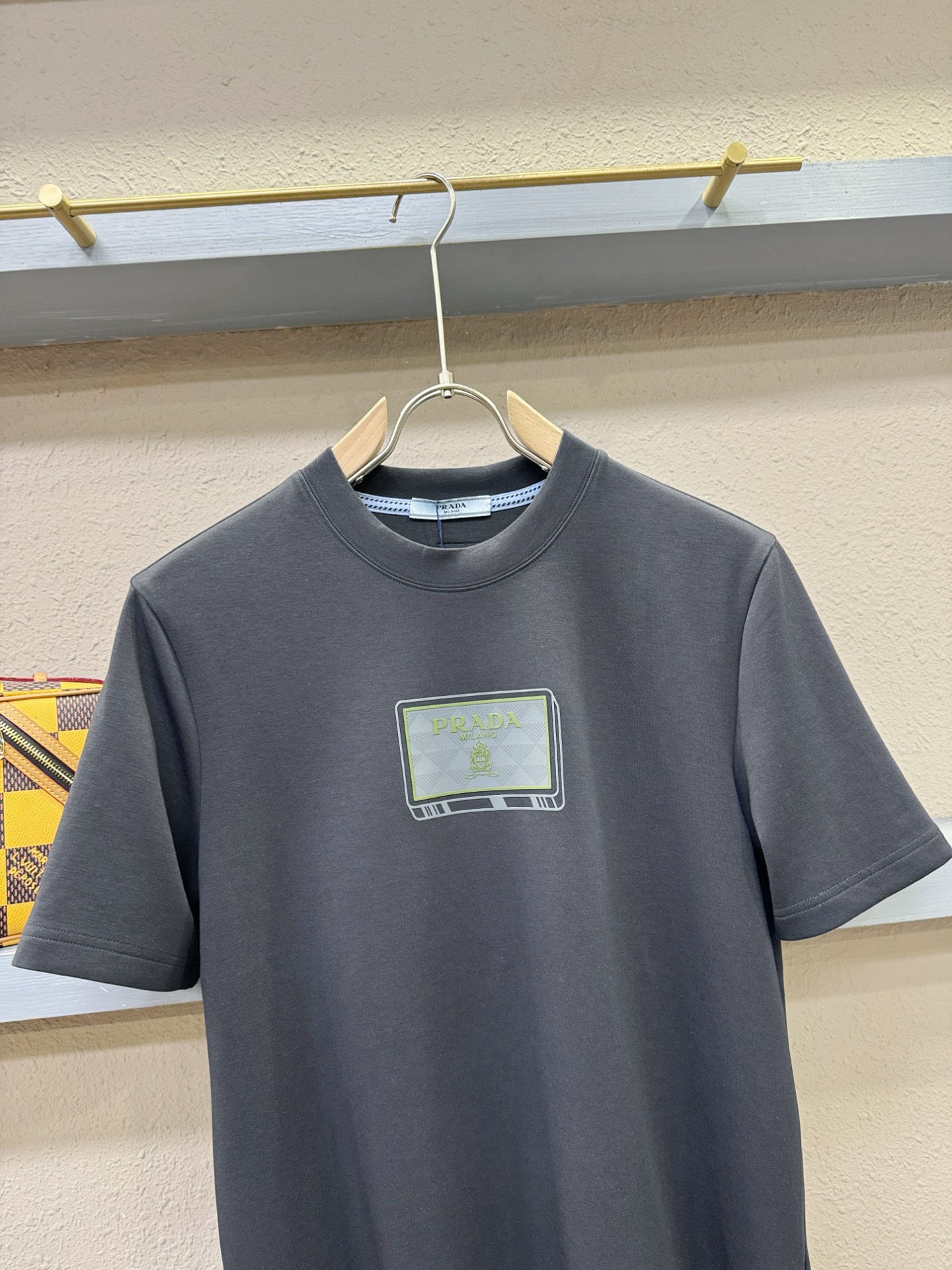 PRADA 普拉达 顶级品质 2025秋冬新品短袖！原版定制面料，手感柔软。顶级进口私货，时尚设计潮流羊
