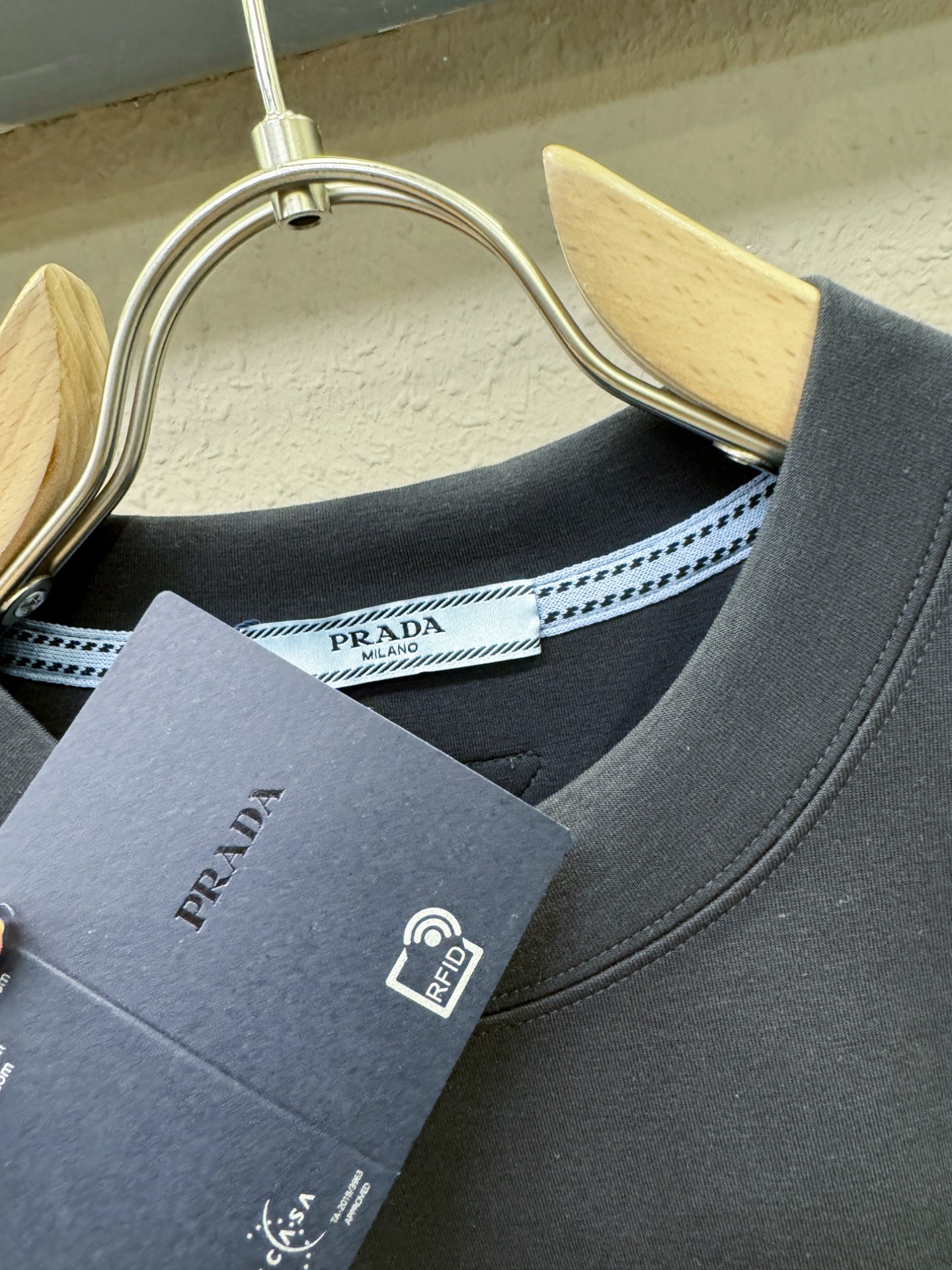 PRADA 普拉达 顶级品质 2025秋冬新品短袖！原版定制面料，手感柔软。顶级进口私货，时尚设计潮流羊