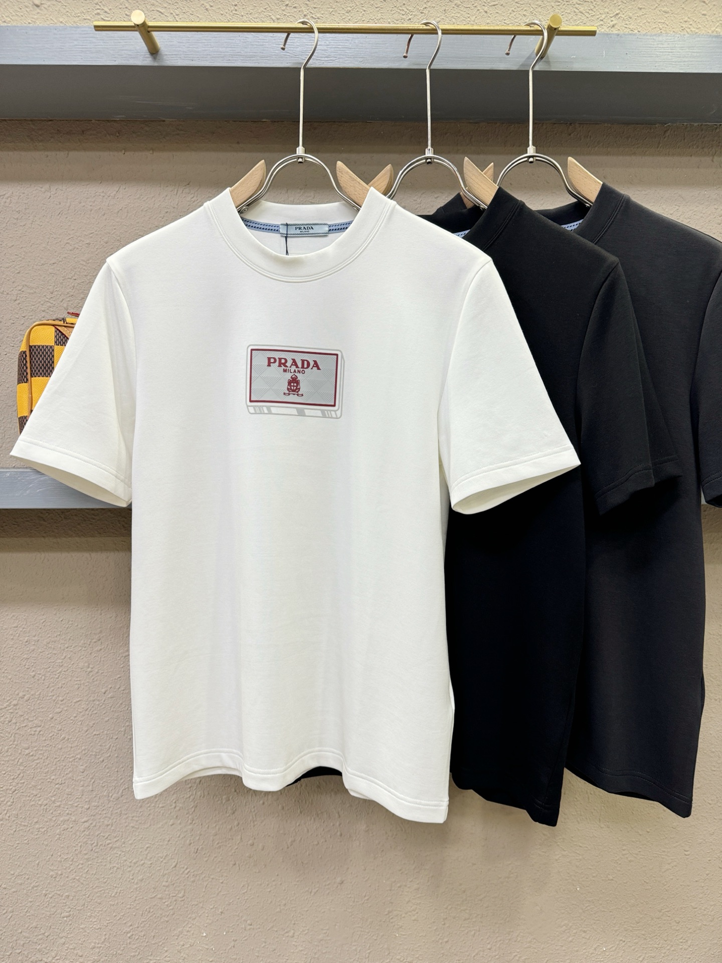 PRADA 普拉达 顶级品质 2025秋冬新品短袖！原版定制面料，手感柔软。顶级进口私货，时尚设计潮流羊