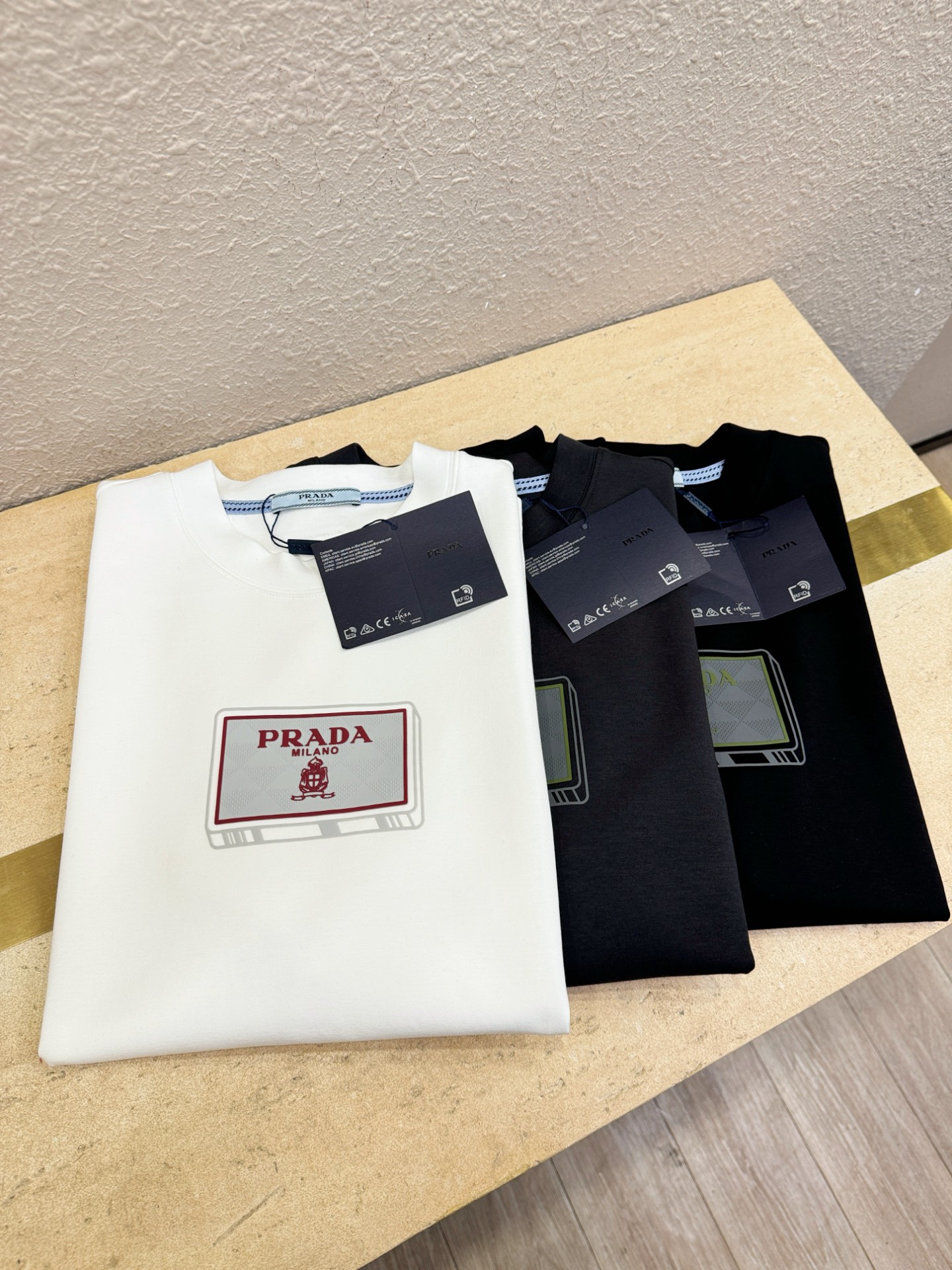 PRADA 普拉达 顶级品质 2025秋冬新品短袖！原版定制面料，手感柔软。顶级进口私货，时尚设计潮流羊