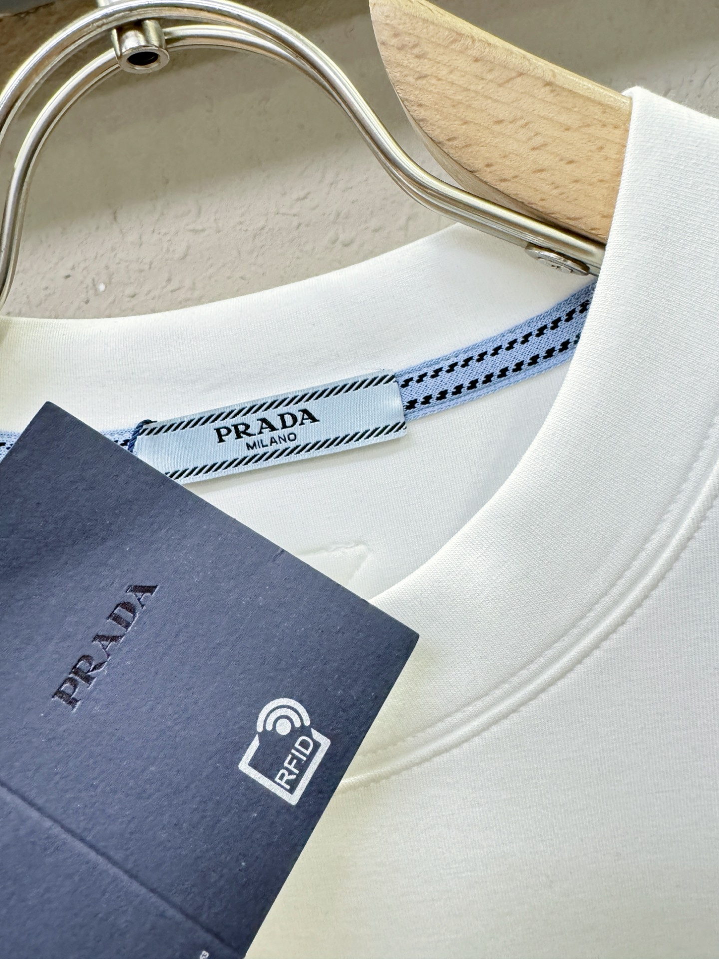 PRADA 普拉达 顶级品质 2025秋冬新品短袖！原版定制面料，手感柔软。顶级进口私货，时尚设计潮流羊