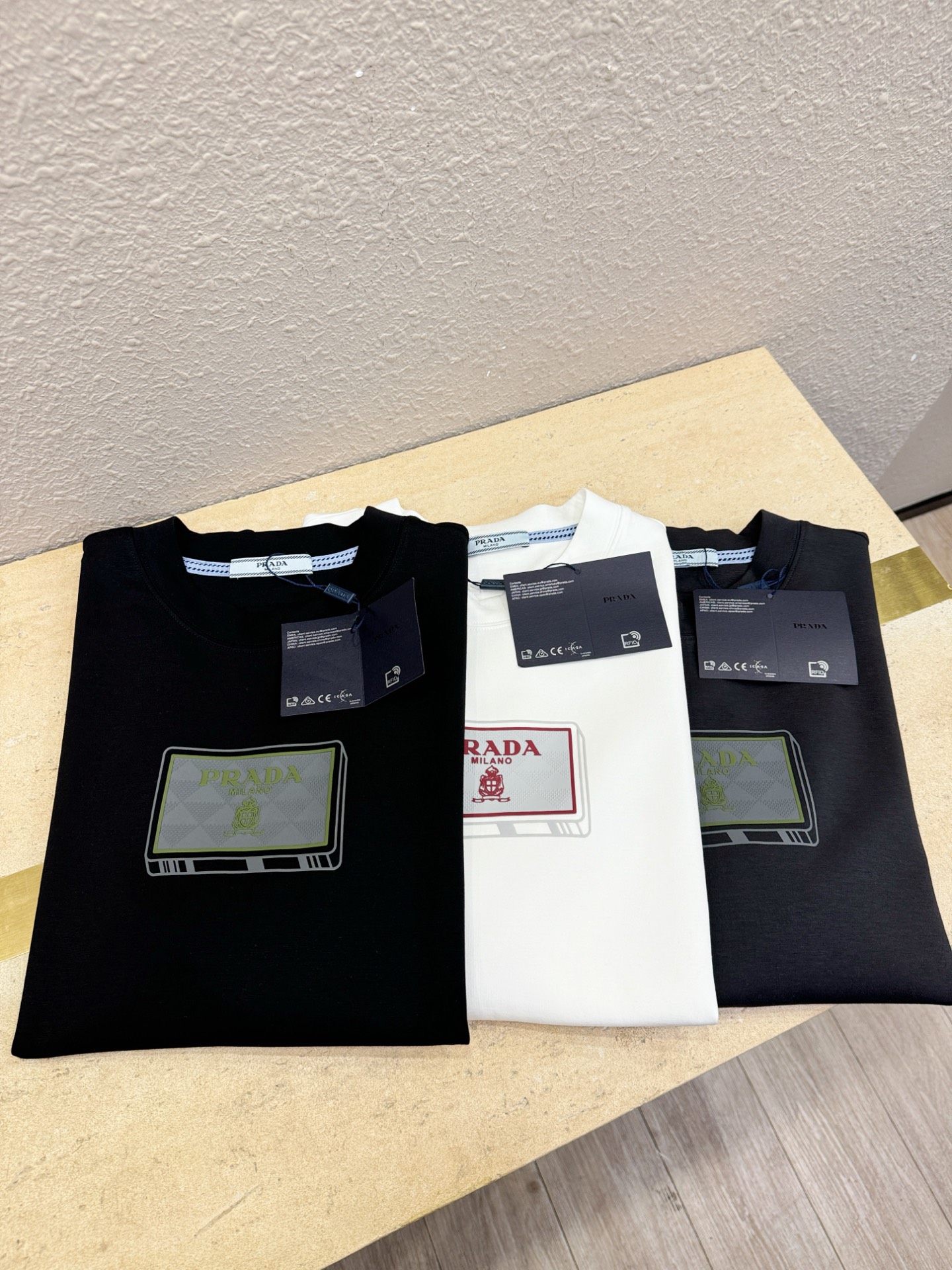 PRADA 普拉达 顶级品质 2025秋冬新品短袖！原版定制面料，手感柔软。顶级进口私货，时尚设计潮流羊