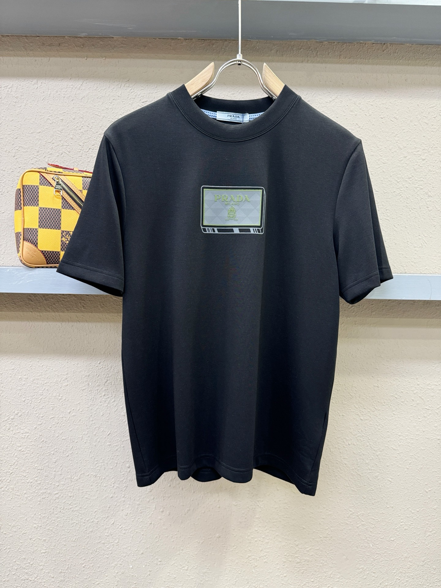 PRADA 普拉达 顶级品质 2025秋冬新品短袖！原版定制面料，手感柔软。顶级进口私货，时尚设计潮流羊