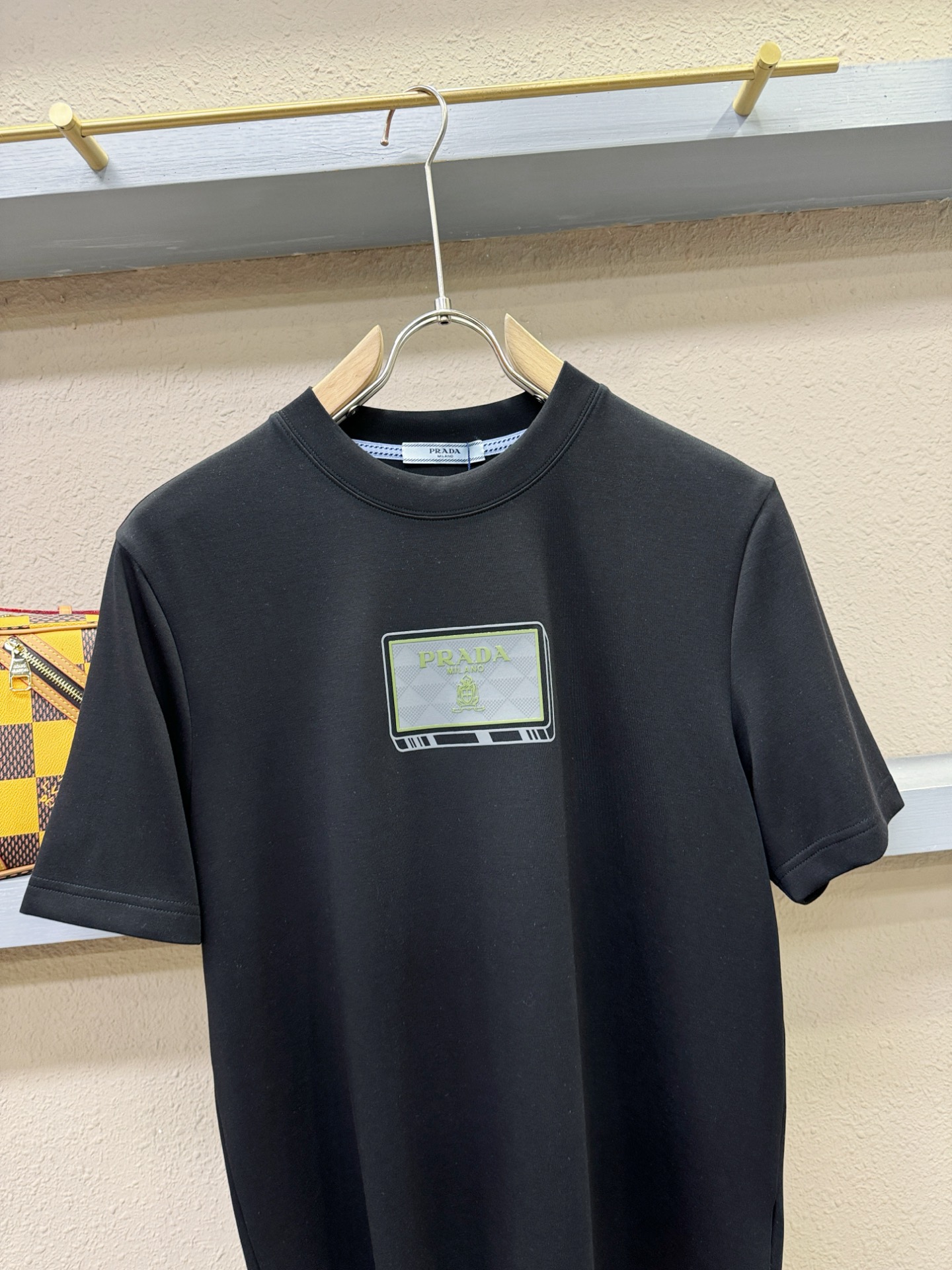 PRADA 普拉达 顶级品质 2025秋冬新品短袖！原版定制面料，手感柔软。顶级进口私货，时尚设计潮流羊