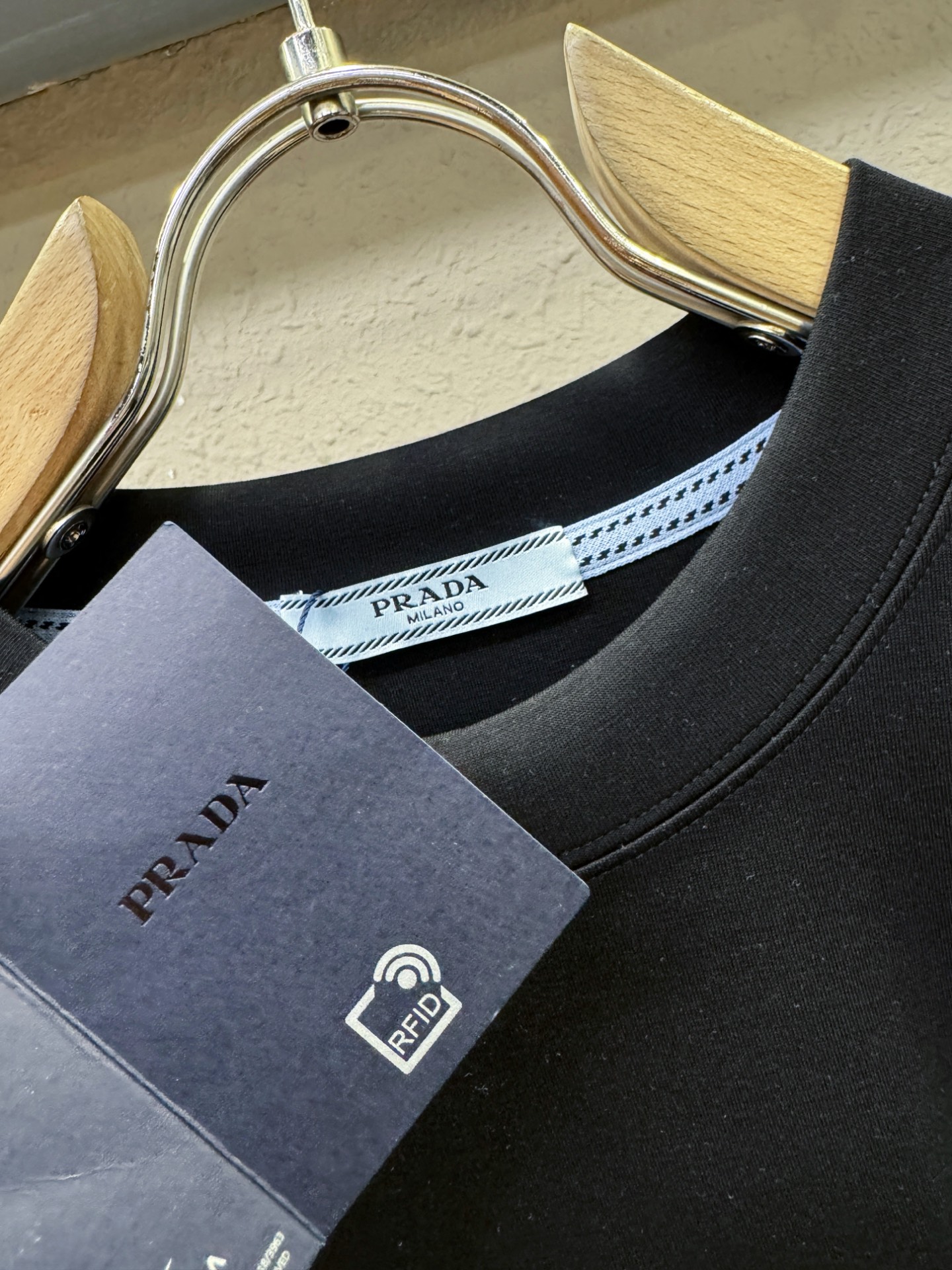 PRADA 普拉达 顶级品质 2025秋冬新品短袖！原版定制面料，手感柔软。顶级进口私货，时尚设计潮流羊