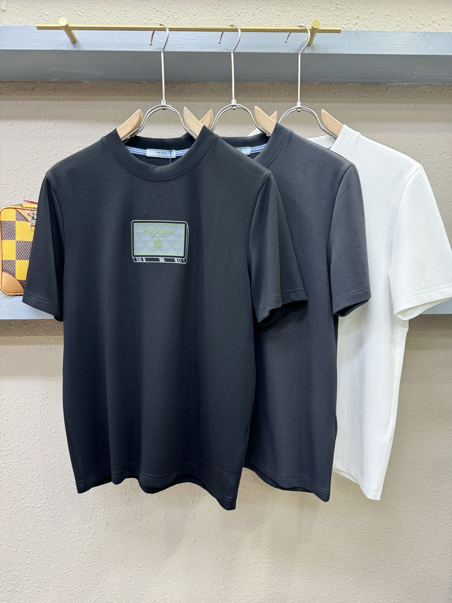 PRADA 普拉达 顶级品质 2025秋冬新品短袖！原版定制面料，手感柔软。顶级进口私货，时尚设计潮流羊
