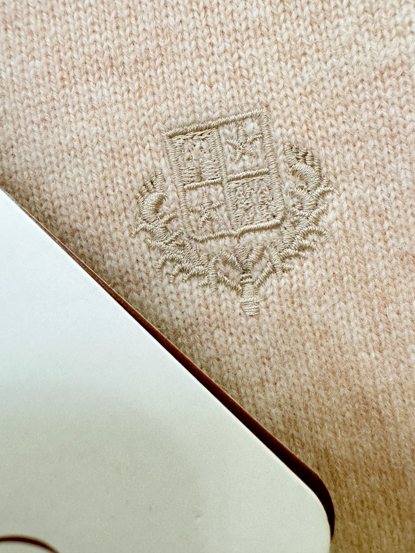 Loro Piana诺悠翩雅 新品爆款 2025秋冬新品羊毛毛衣 胸前品牌Golo刺绣🪡经典简约大气品牌
