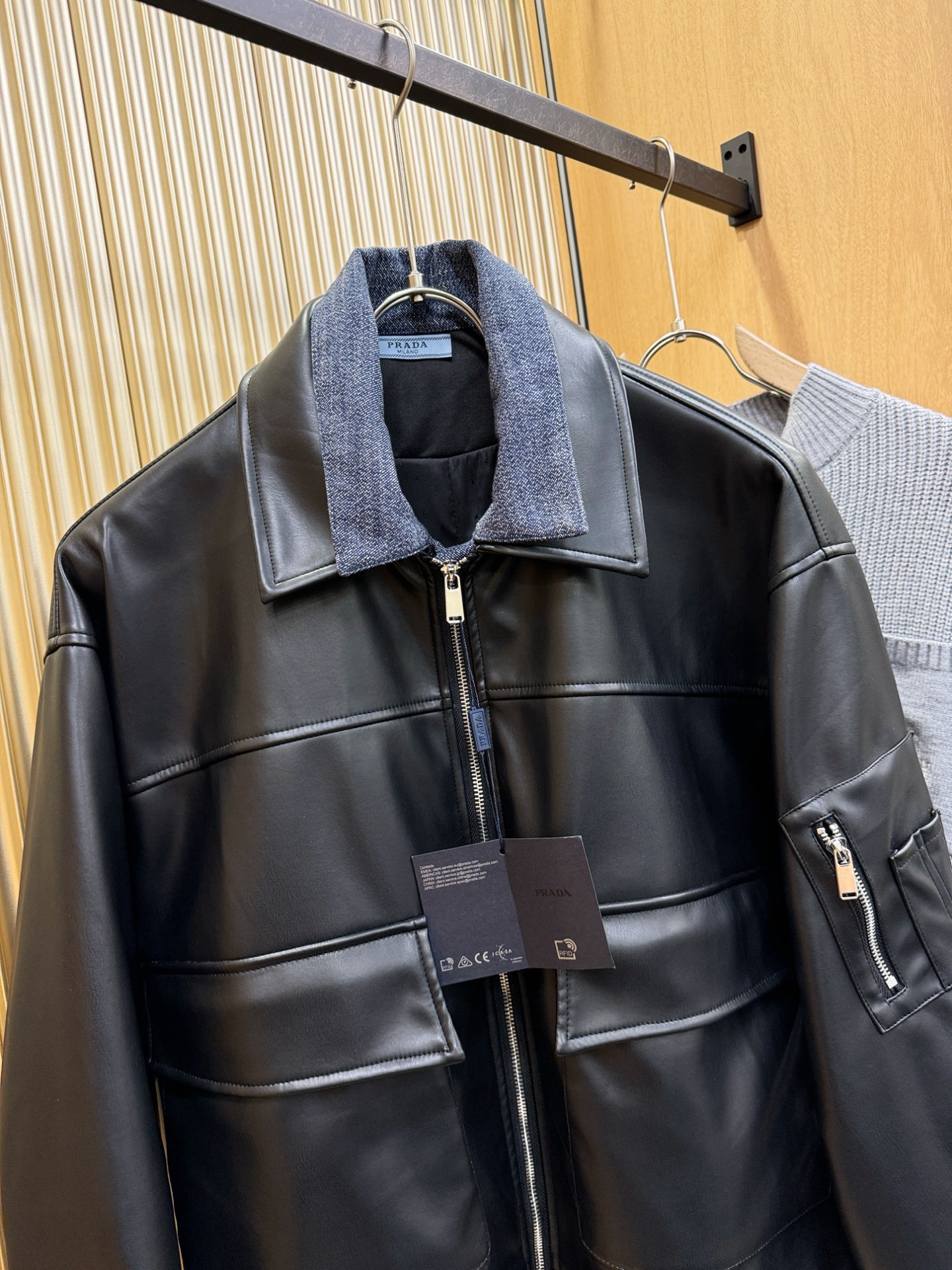 PRADA 普拉达 2025走秀款假两件皮衣外套，料选蛋白皮面料，蛋白皮是一种加入蚕丝人造皮。透气，吸湿