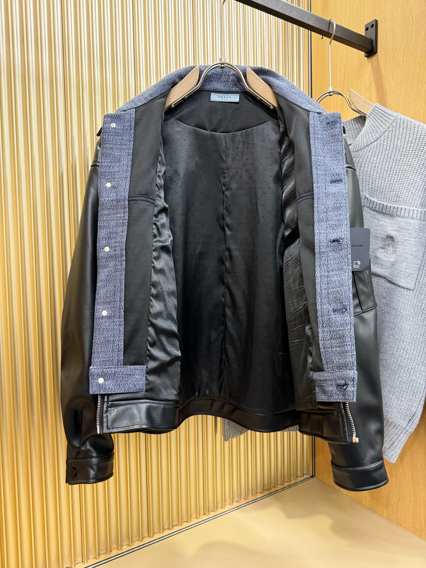 PRADA 普拉达 2025走秀款假两件皮衣外套，料选蛋白皮面料，蛋白皮是一种加入蚕丝人造皮。透气，吸湿