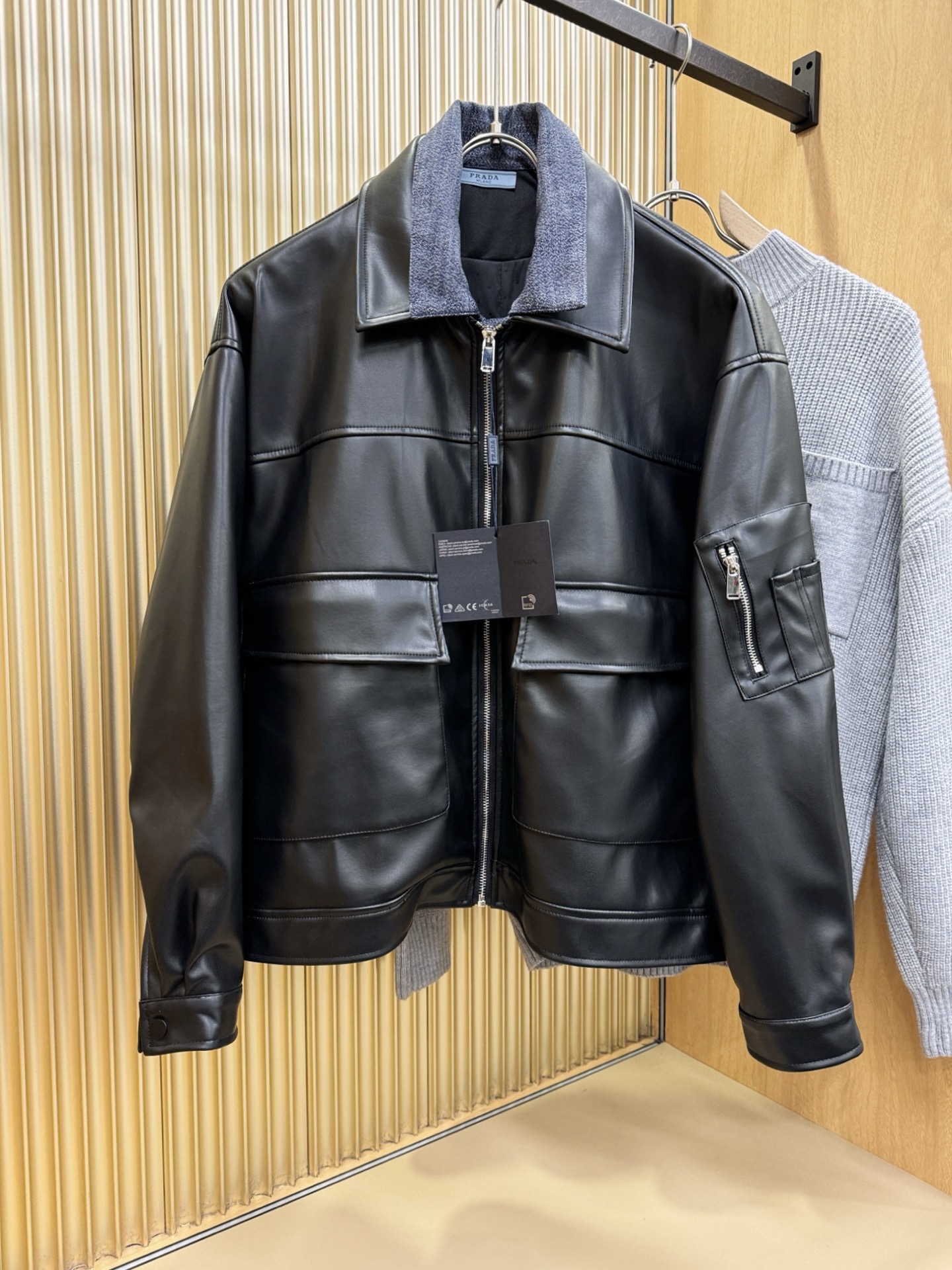 PRADA 普拉达 2025走秀款假两件皮衣外套，料选蛋白皮面料，蛋白皮是一种加入蚕丝人造皮。透气，吸湿