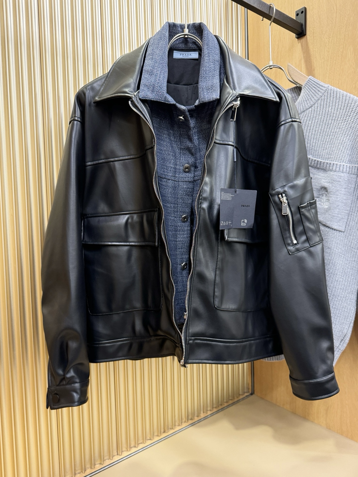 PRADA 普拉达 2025走秀款假两件皮衣外套，料选蛋白皮面料，蛋白皮是一种加入蚕丝人造皮。透气，吸湿